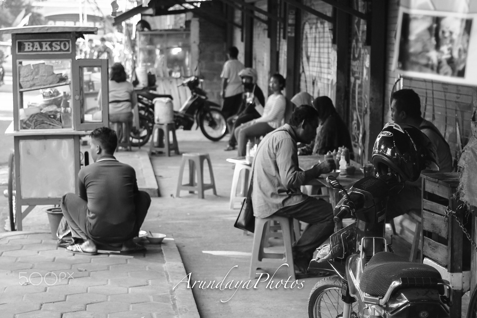 Canon EOS 600D (Rebel EOS T3i / EOS Kiss X5) + Canon EF 35mm F2 sample photo. Picture of people photography