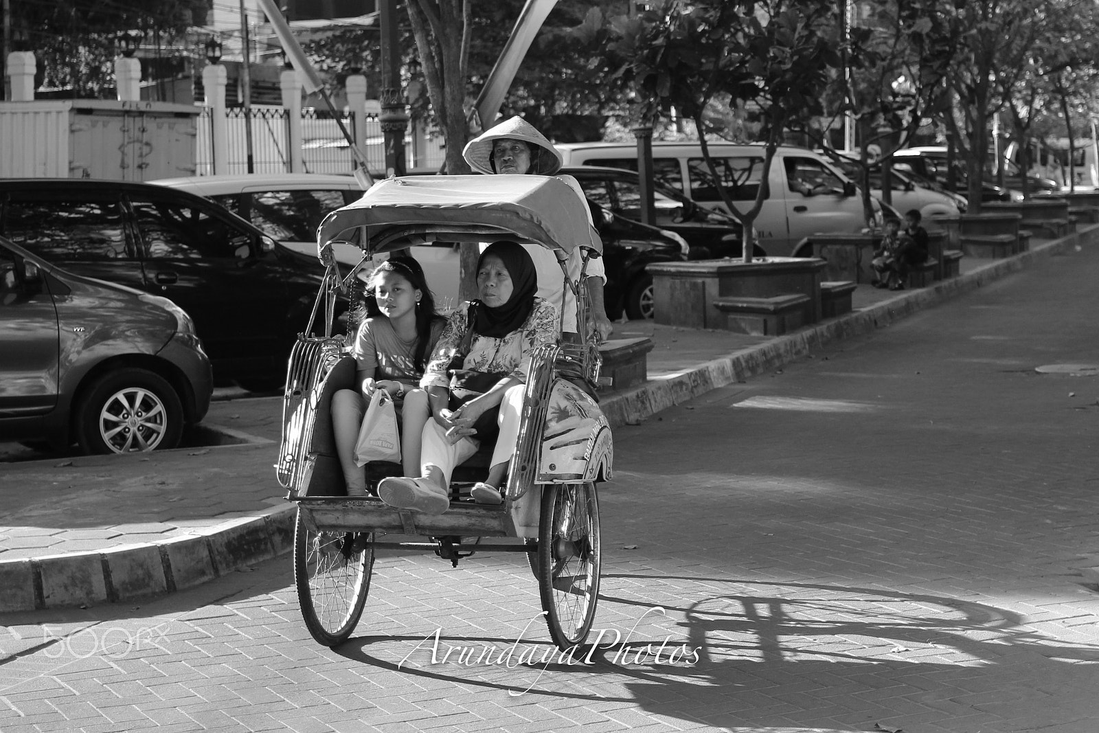 Canon EOS 600D (Rebel EOS T3i / EOS Kiss X5) + Canon EF 35mm F2 sample photo. Becak passed photography