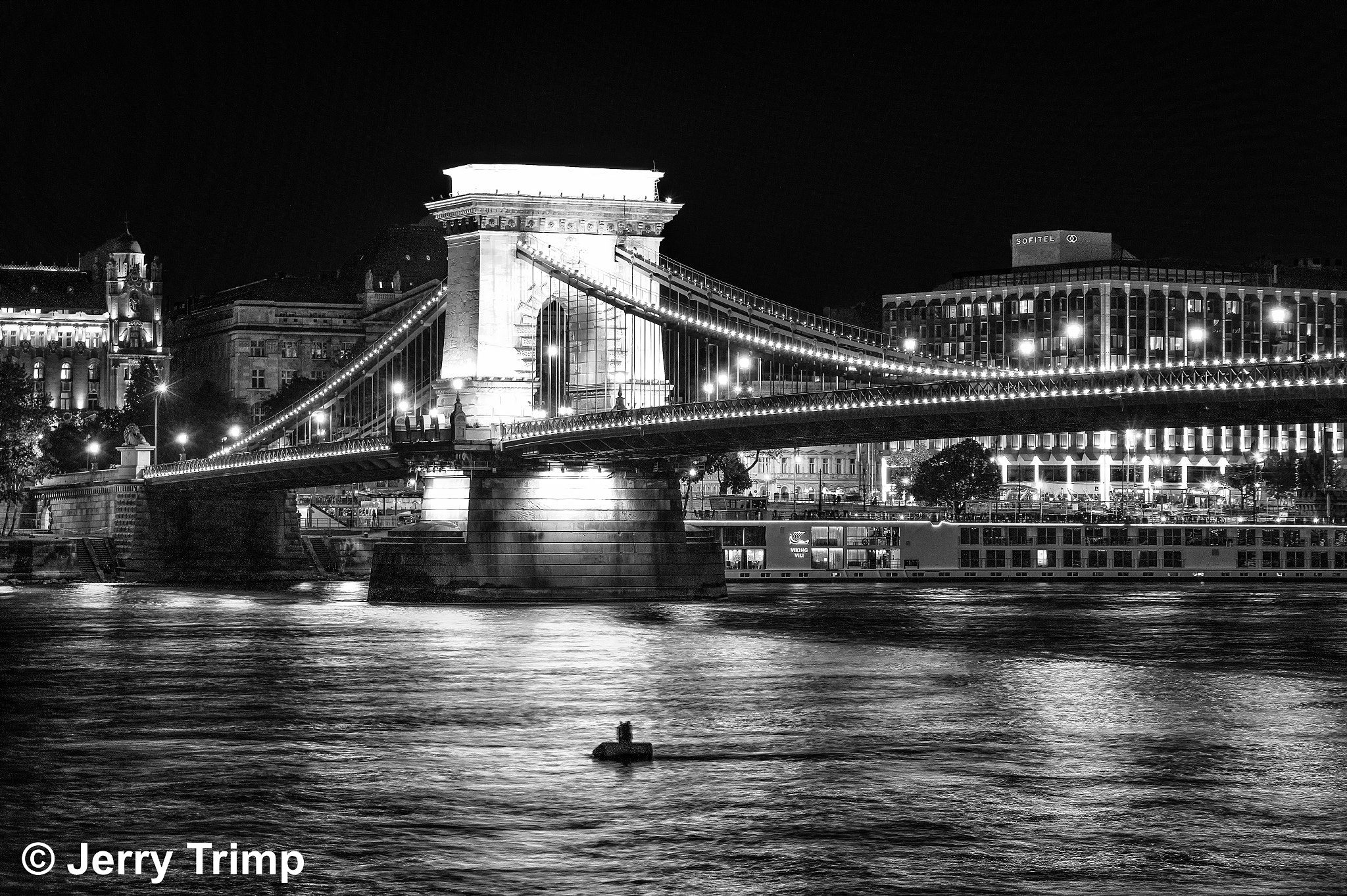Sony SLT-A58 + Sigma 18-200mm F3.5-6.3 DC sample photo. Széchenyi lánchíd @ night b&w photography