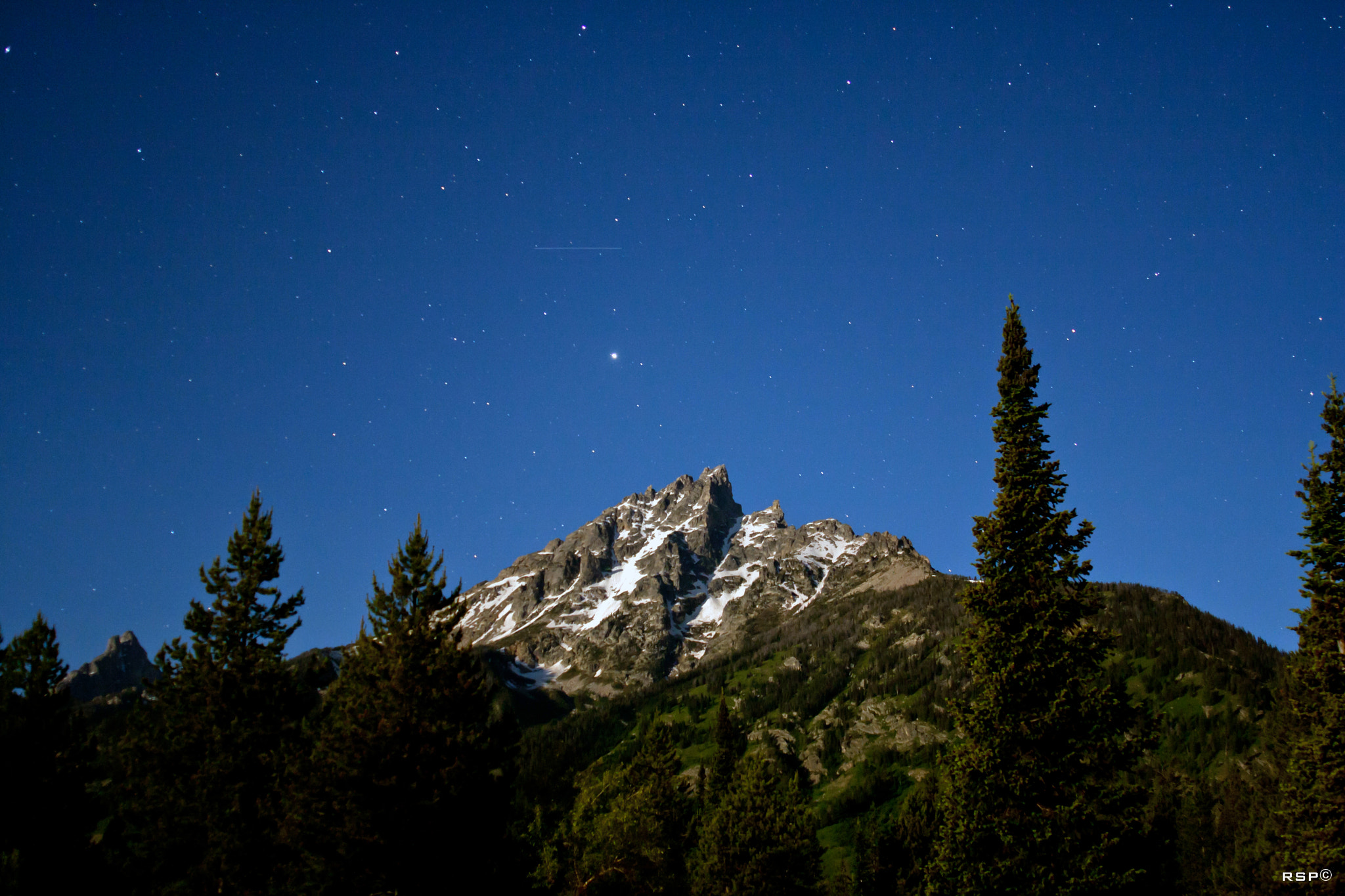 Canon EOS 1000D (EOS Digital Rebel XS / EOS Kiss F) + Canon EF 24mm F2.8 sample photo. Grand teton at night with venus and the iss photography