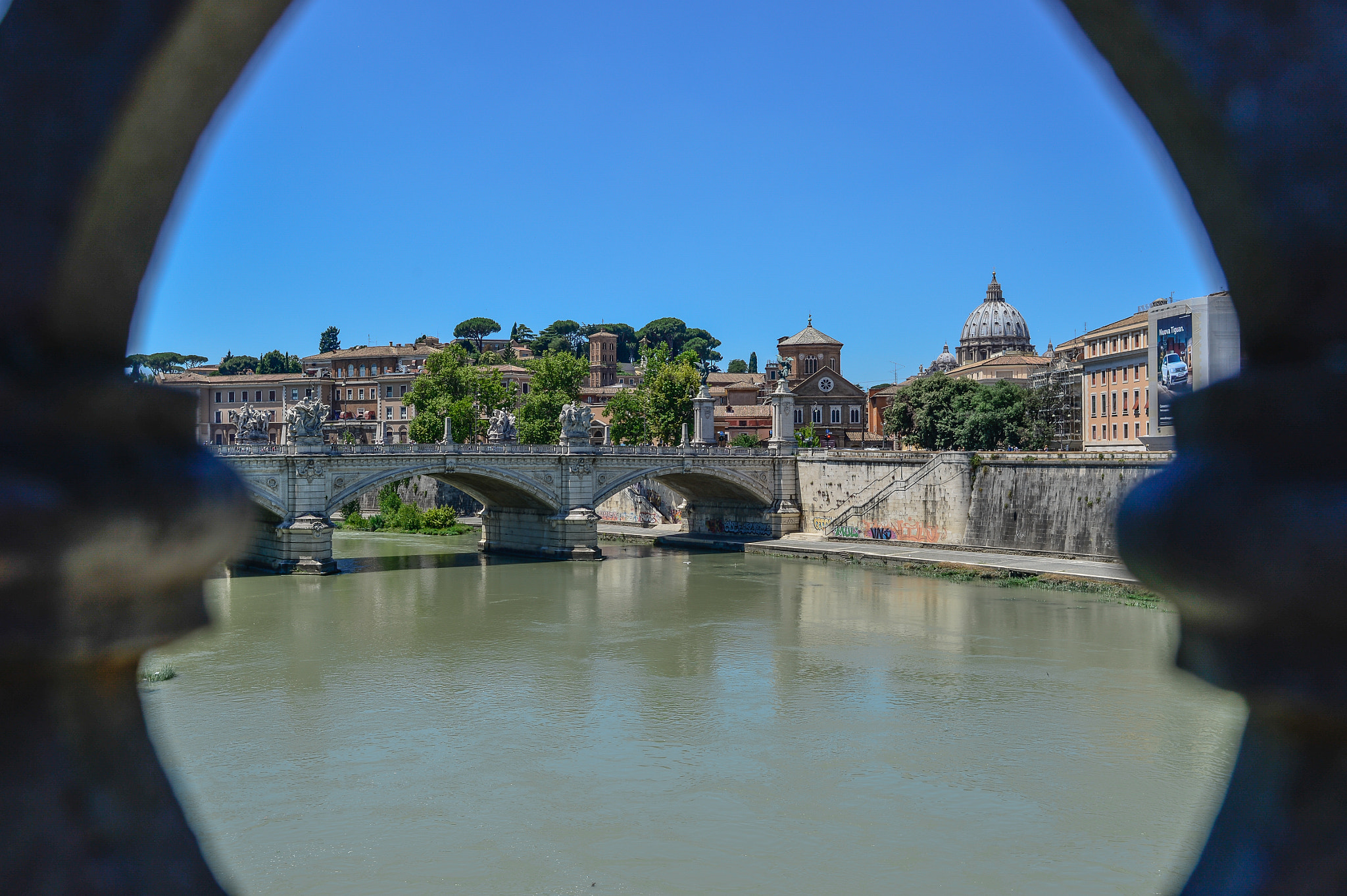 Nikon Df + Nikon AF Nikkor 35mm F2D sample photo. ...guardando dal tevere photography