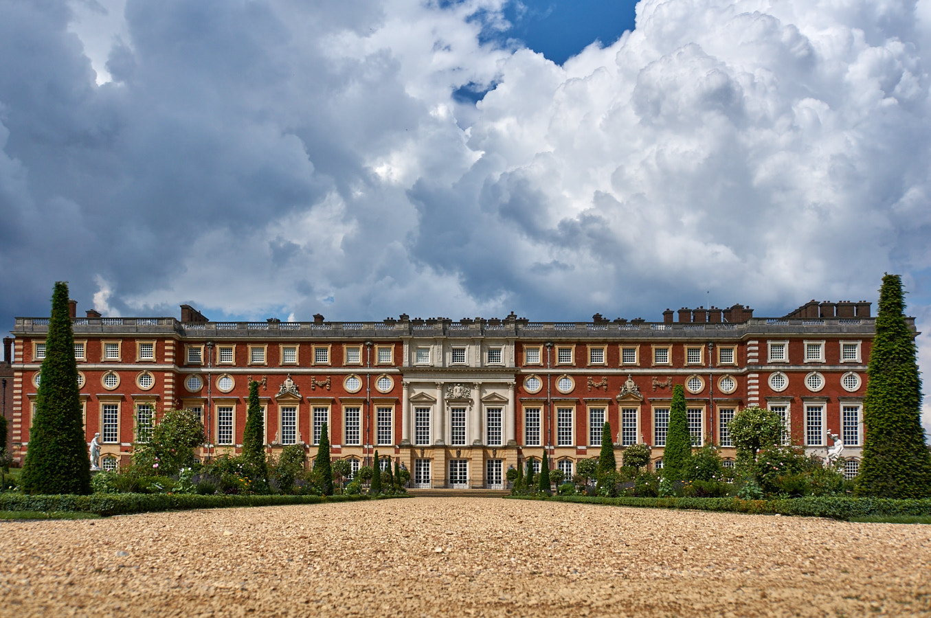 Sony Alpha NEX-6 + Sony E 18-200mm F3.5-6.3 OSS sample photo. Hampton court palace photography