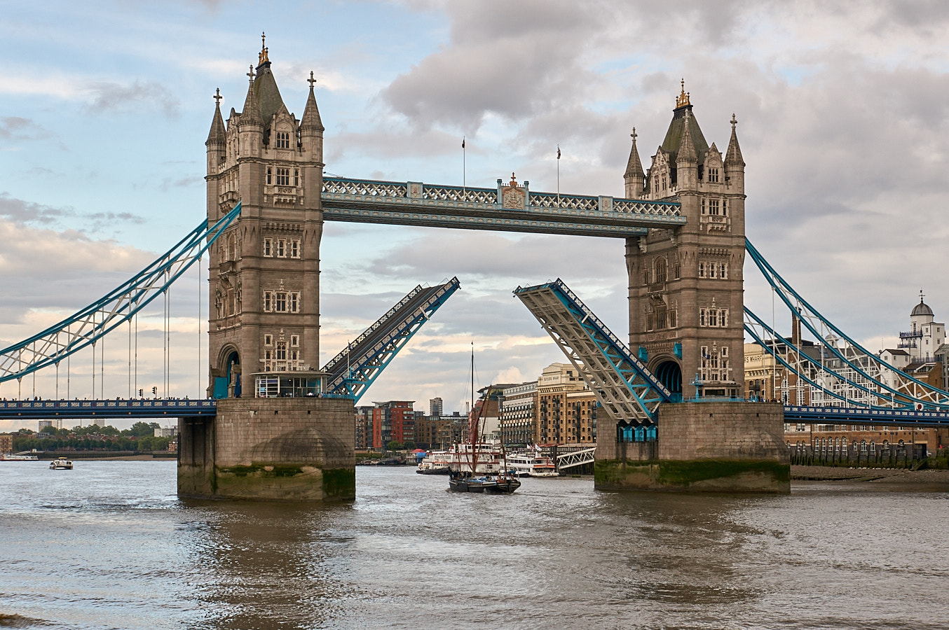 Sony Alpha NEX-6 + Sony E 18-200mm F3.5-6.3 OSS sample photo. Tower bridge photography