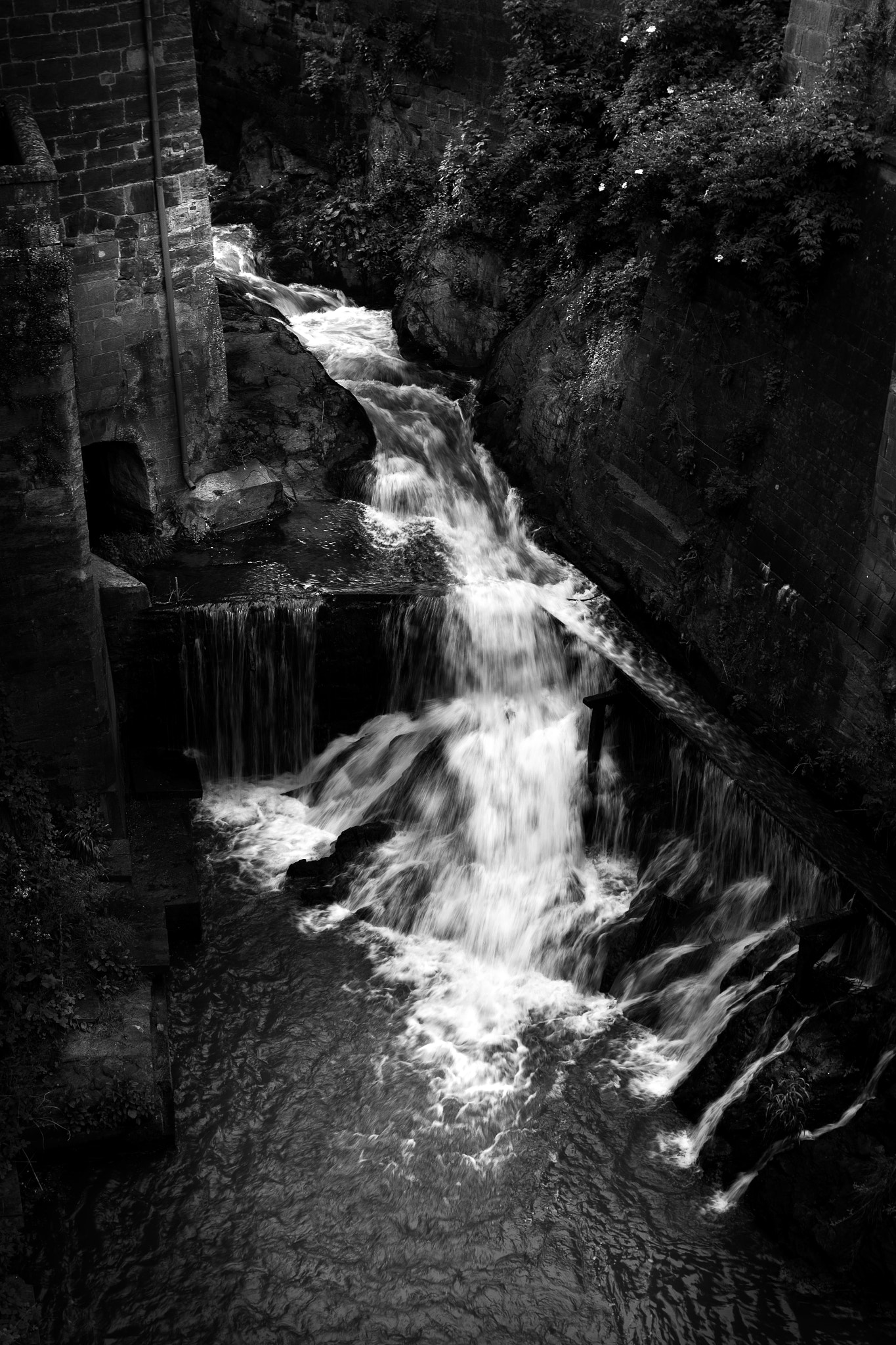 Canon EF 16-35mm F4L IS USM sample photo. Between rocks photography