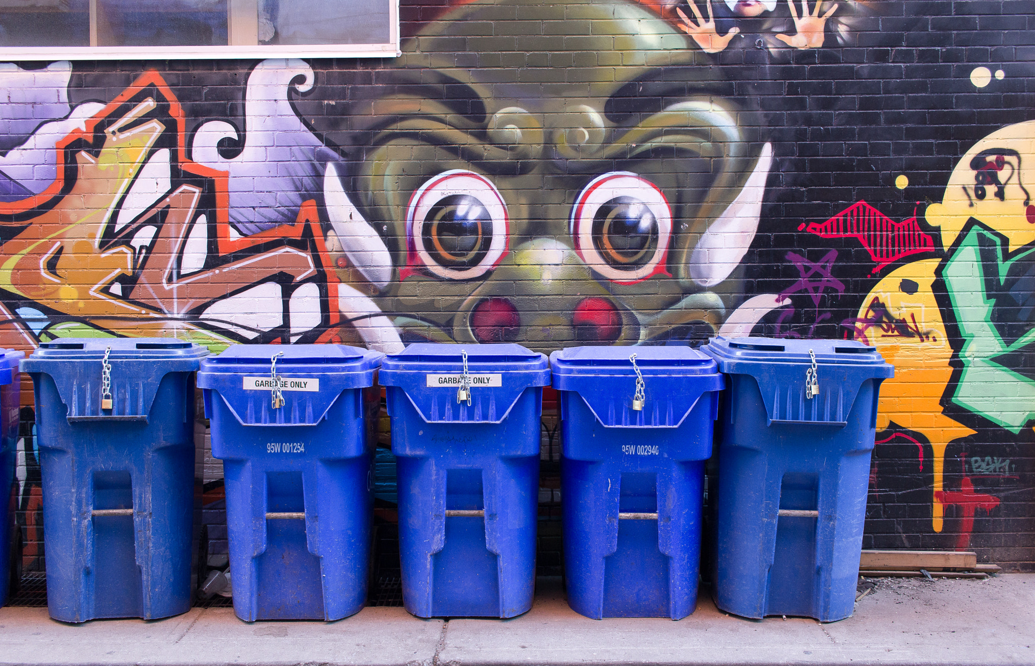 Canon EOS 100D (EOS Rebel SL1 / EOS Kiss X7) sample photo. Graffiti alley | toronto | ontario photography