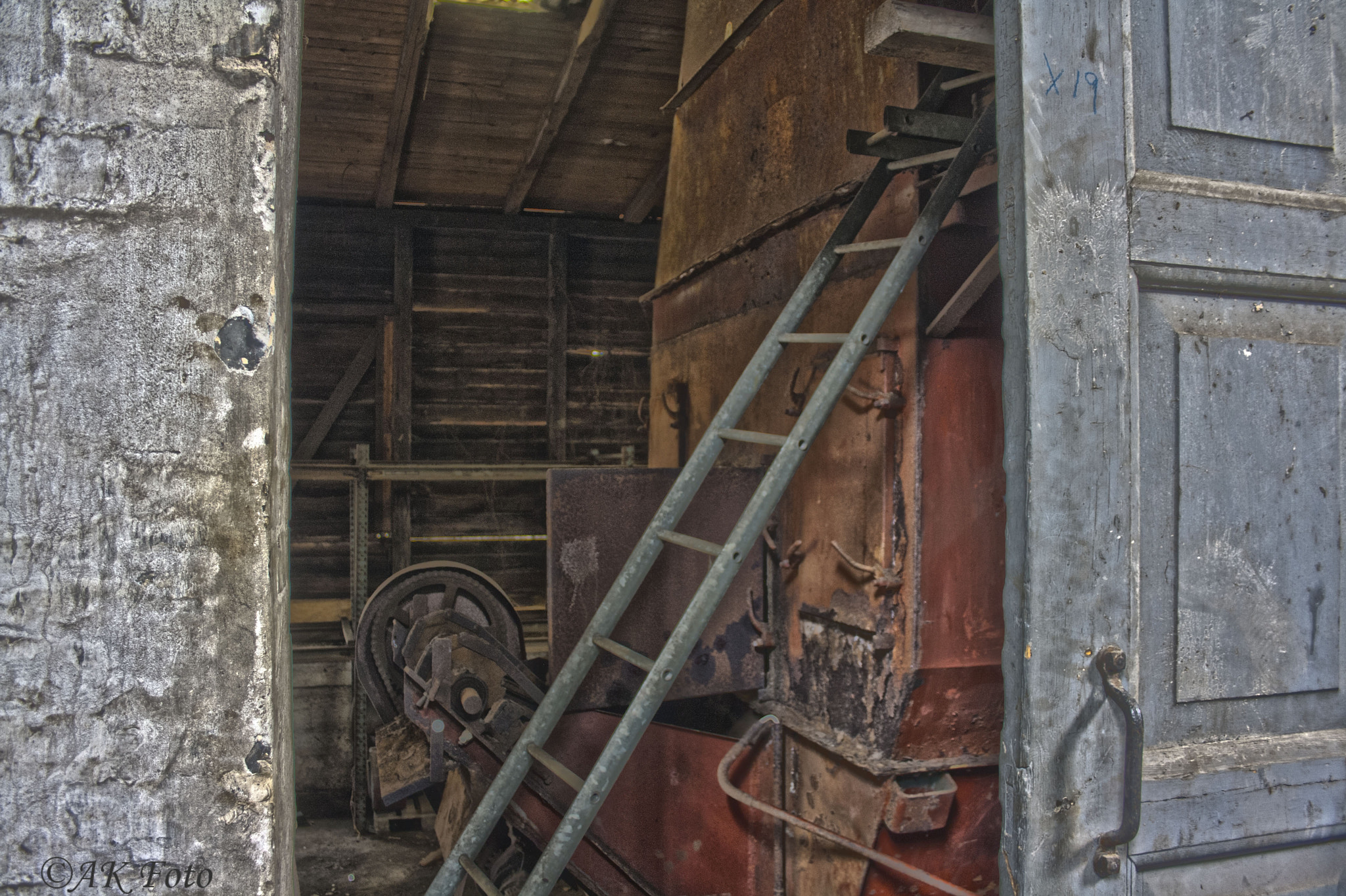 Canon EF-S 18-55mm F3.5-5.6 sample photo. Urbex ringe hdr mærket photography