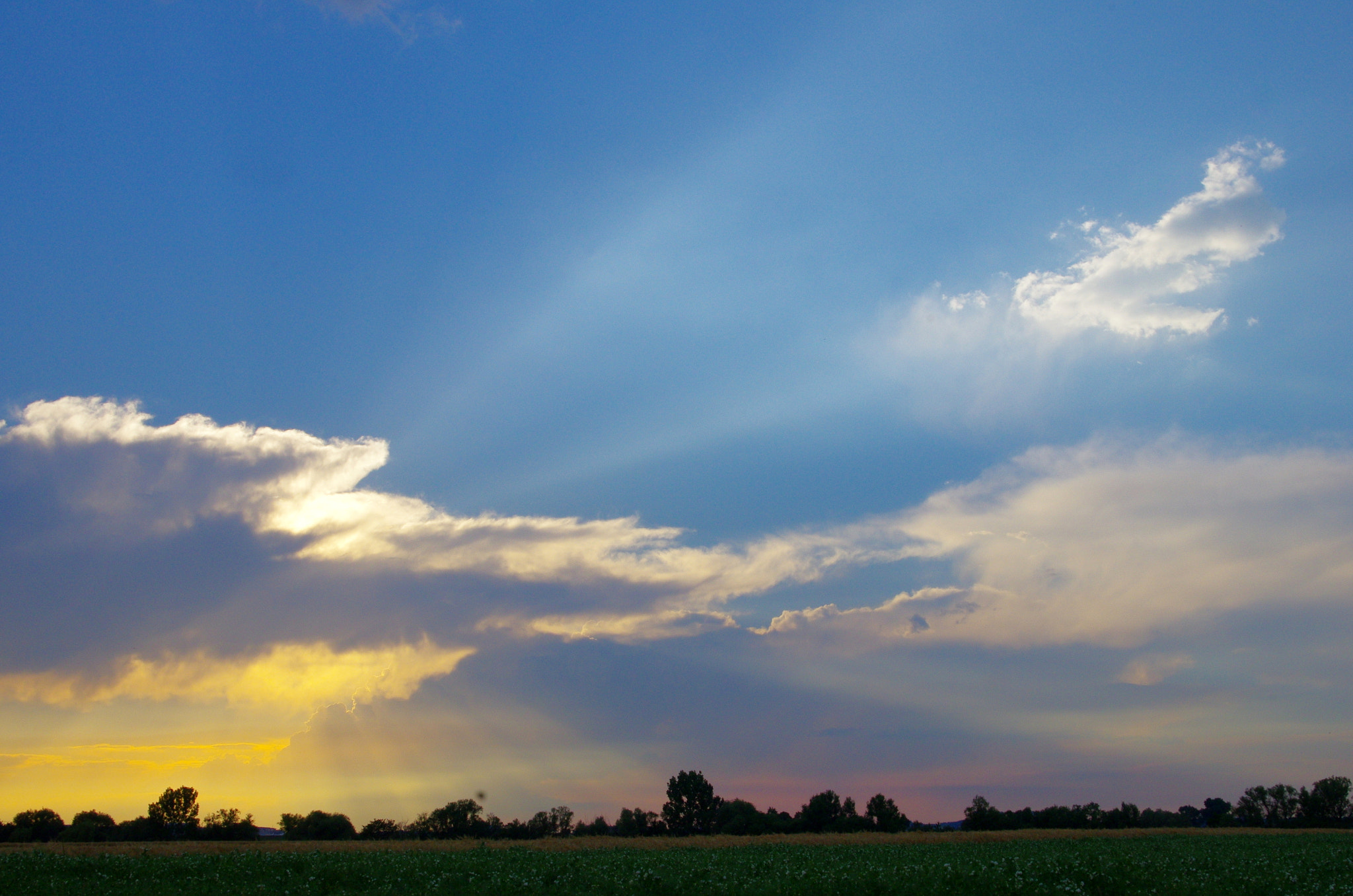 Pentax smc DA 18-55mm F3.5-5.6 AL sample photo. Sunbeams in the colorful evening sky photography