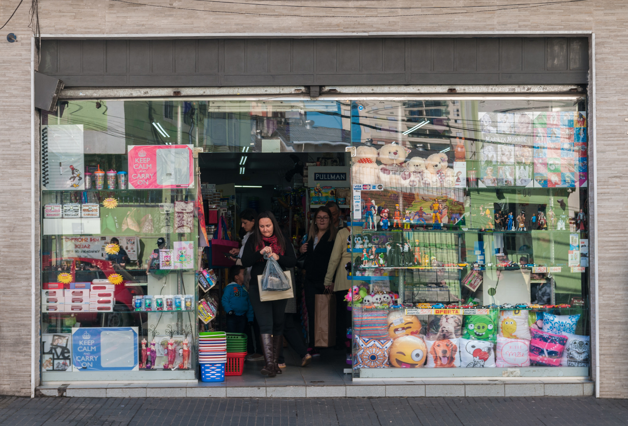Nikon D300 + Sigma 18-50mm F2.8 EX DC Macro sample photo. Little store close to saude metro station são paulo photography