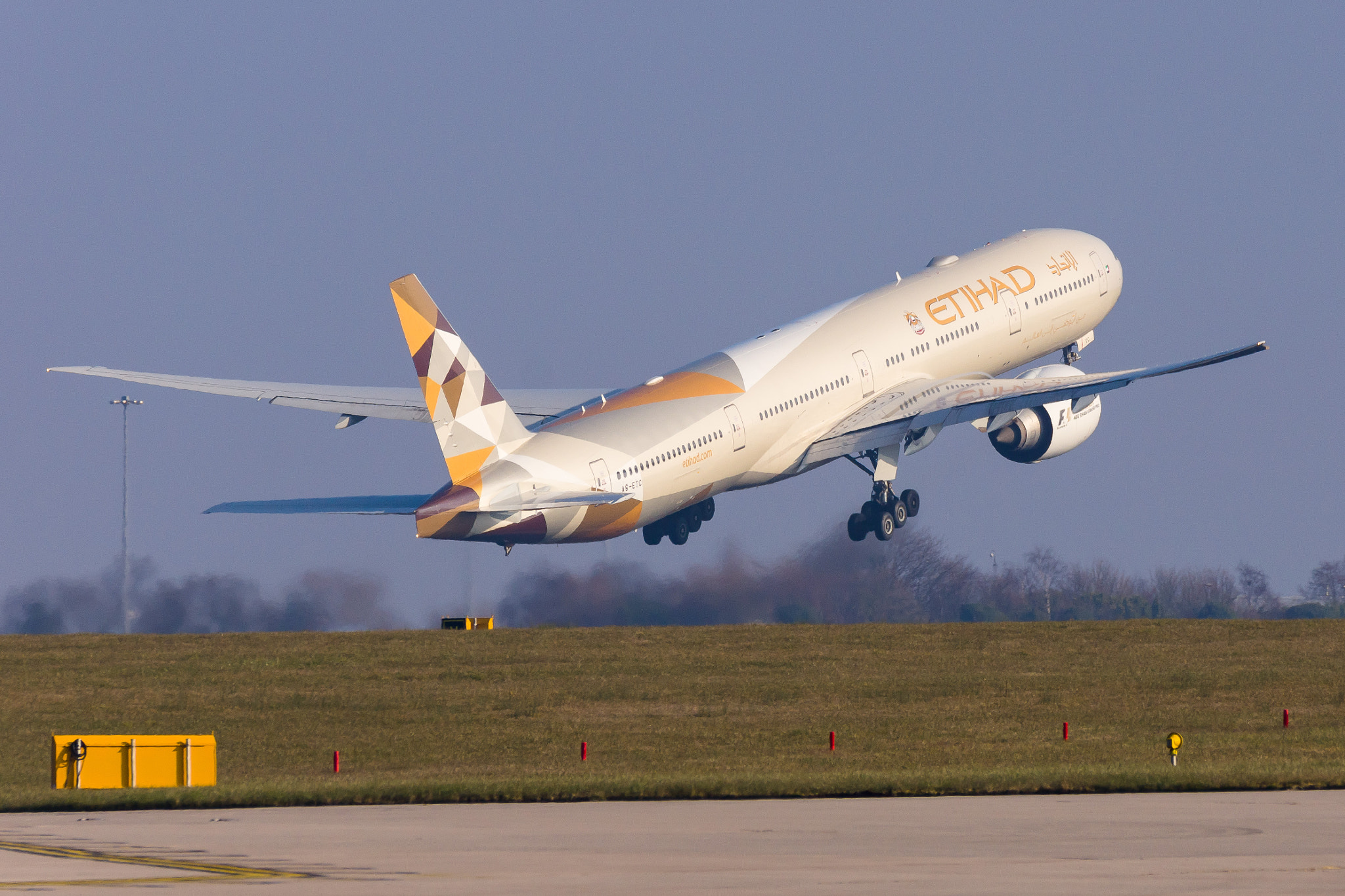 Sony 70-300mm F4.5-5.6 G SSM sample photo. Etihad 777 departs photography