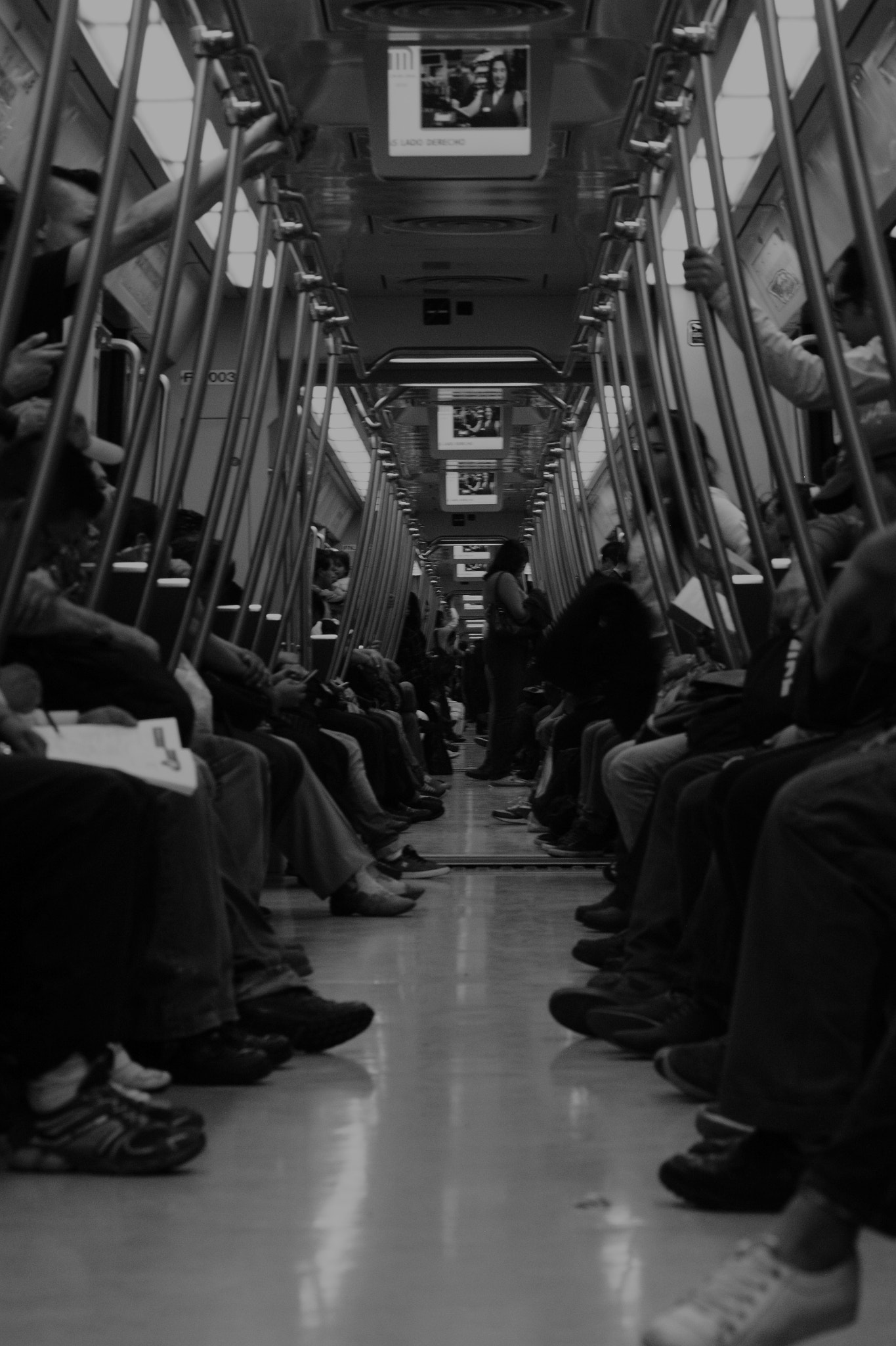Canon EOS 500D (EOS Rebel T1i / EOS Kiss X3) sample photo. Subway. photography