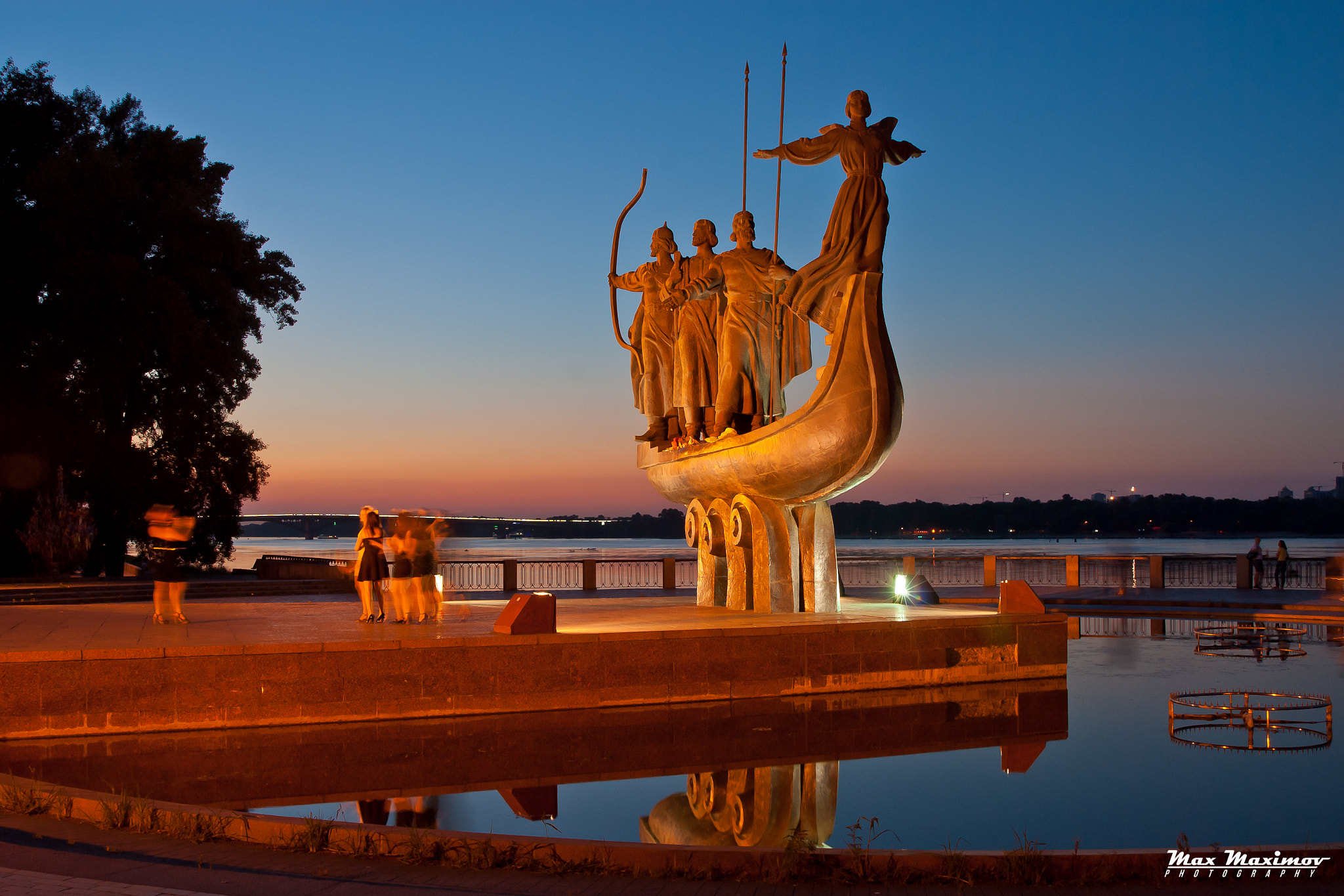 Nikon D200 + AF Zoom-Nikkor 24-120mm f/3.5-5.6D IF sample photo. Kiev at night photography