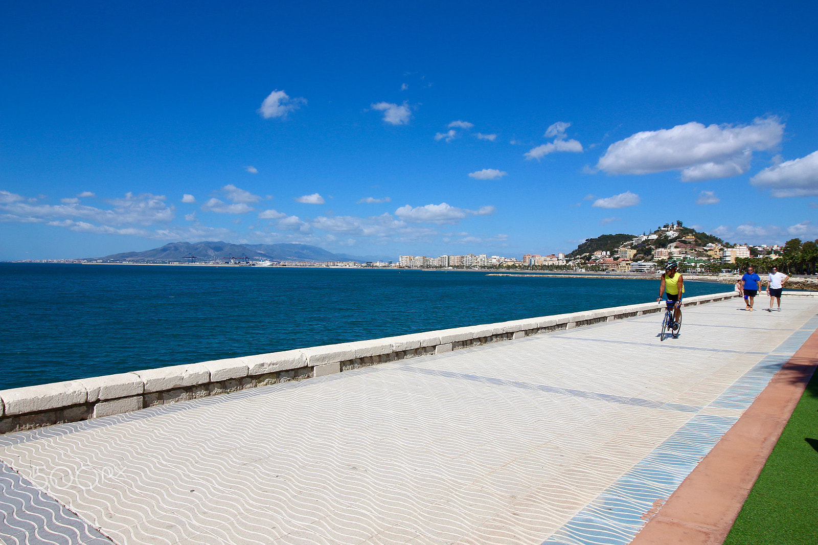 Canon EF-S 10-18mm F4.5–5.6 IS STM sample photo. Side walk photography