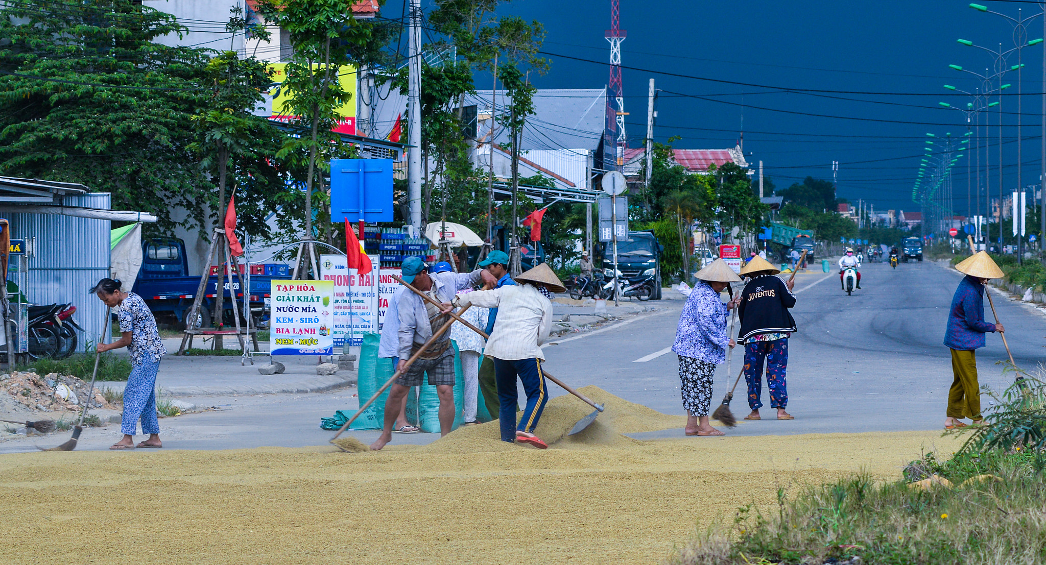 Nikon D3200 + AF Zoom-Nikkor 70-210mm f/4 sample photo. Mưa tới photography