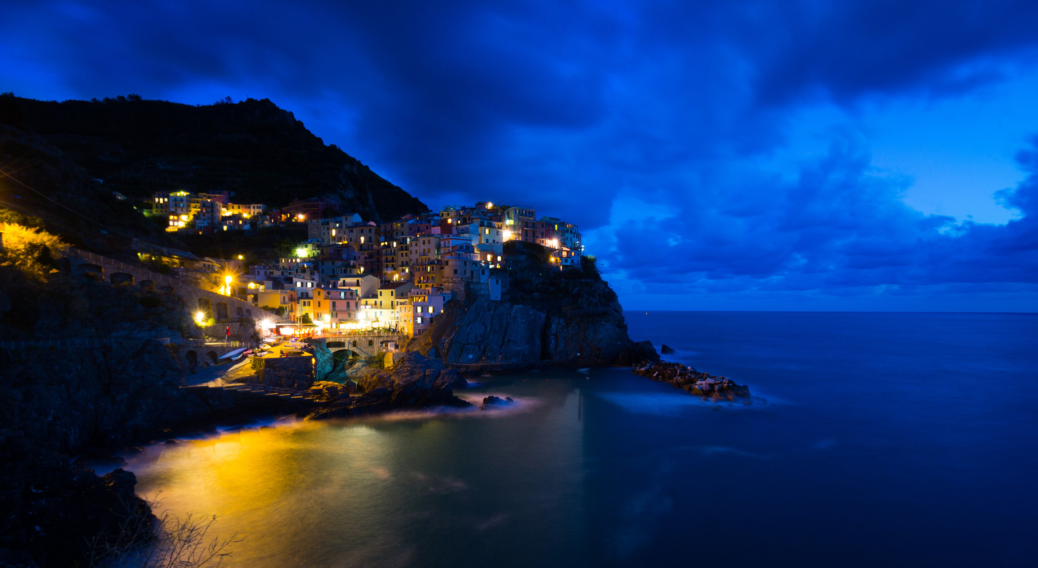 Canon EOS 700D (EOS Rebel T5i / EOS Kiss X7i) + Canon EF-S 10-18mm F4.5–5.6 IS STM sample photo. Night of manarola, italy photography