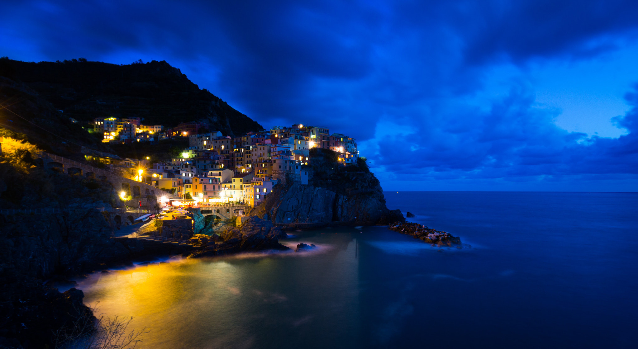 Canon EF-S 10-18mm F4.5–5.6 IS STM sample photo. Night of manarola, italy photography