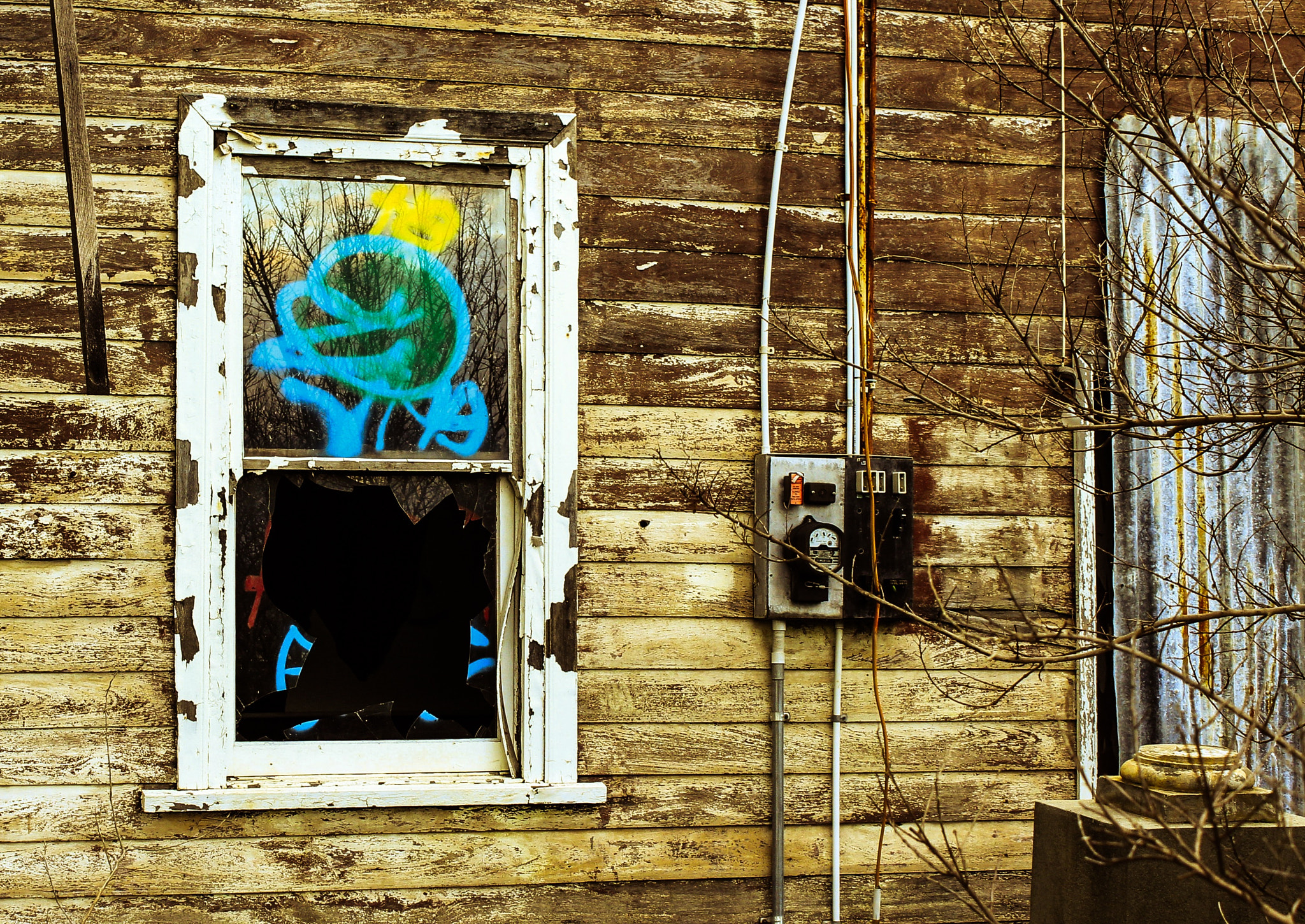 Canon EF-S 18-55mm F3.5-5.6 IS sample photo. Abandoned house photography