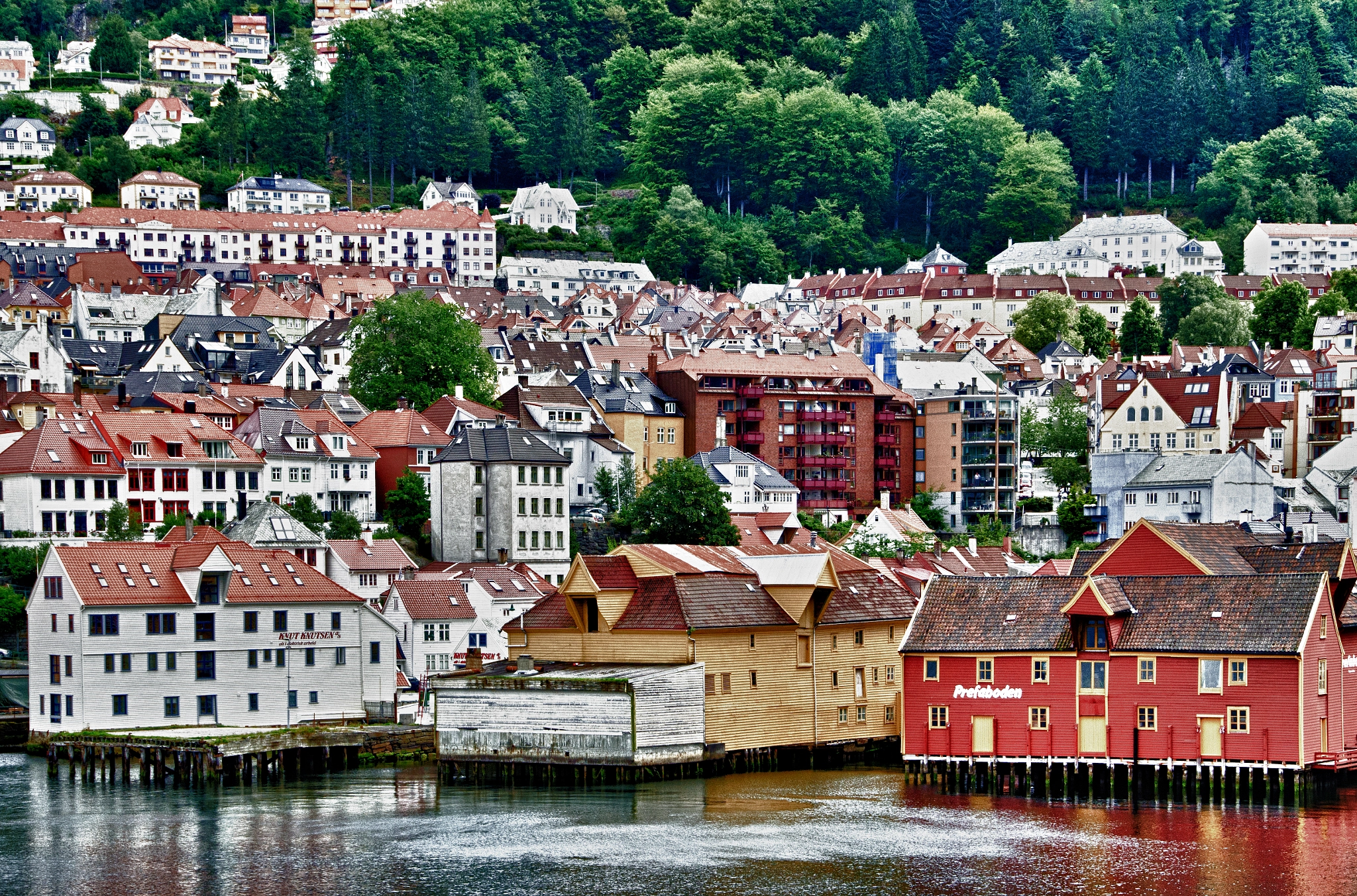 Nikon D7000 + Sigma 18-250mm F3.5-6.3 DC OS HSM sample photo. Bergen, norway's waterside buildings on stilts photography
