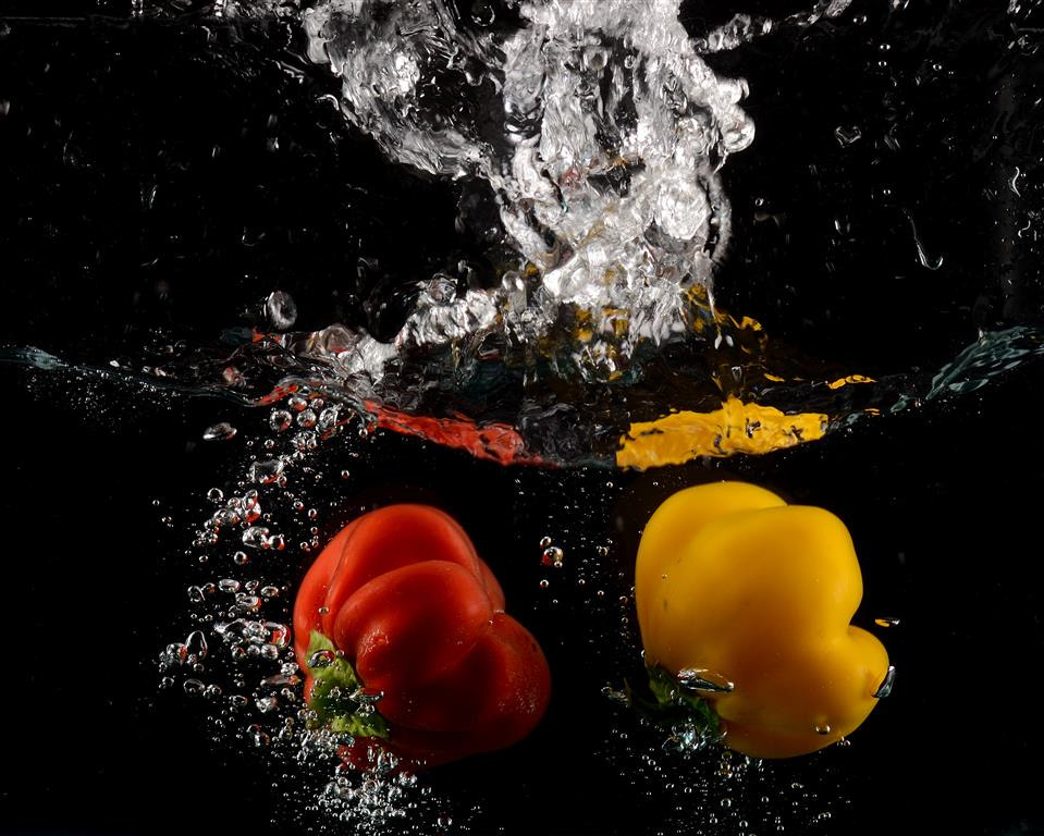 AF Zoom-Nikkor 28-70mm f/3.5-4.5 sample photo. Bell peppers splash photography