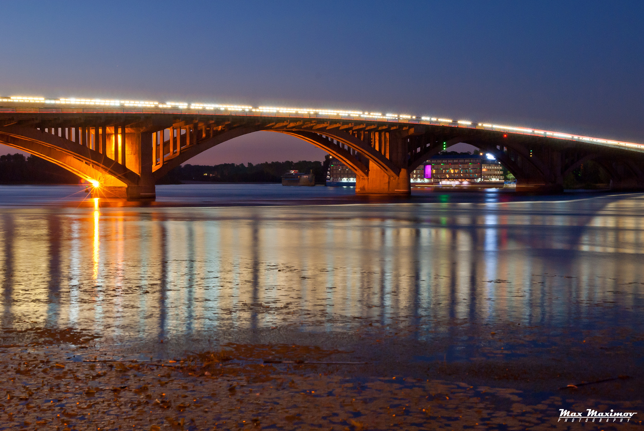 Nikon D200 + AF Zoom-Nikkor 24-120mm f/3.5-5.6D IF sample photo. Metro bridge at night photography