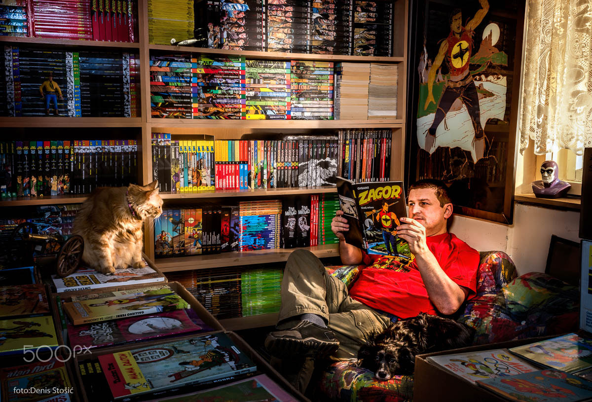 Nikon D7100 + Nikon AF Nikkor 24mm F2.8D sample photo. Comic book collector  - photography