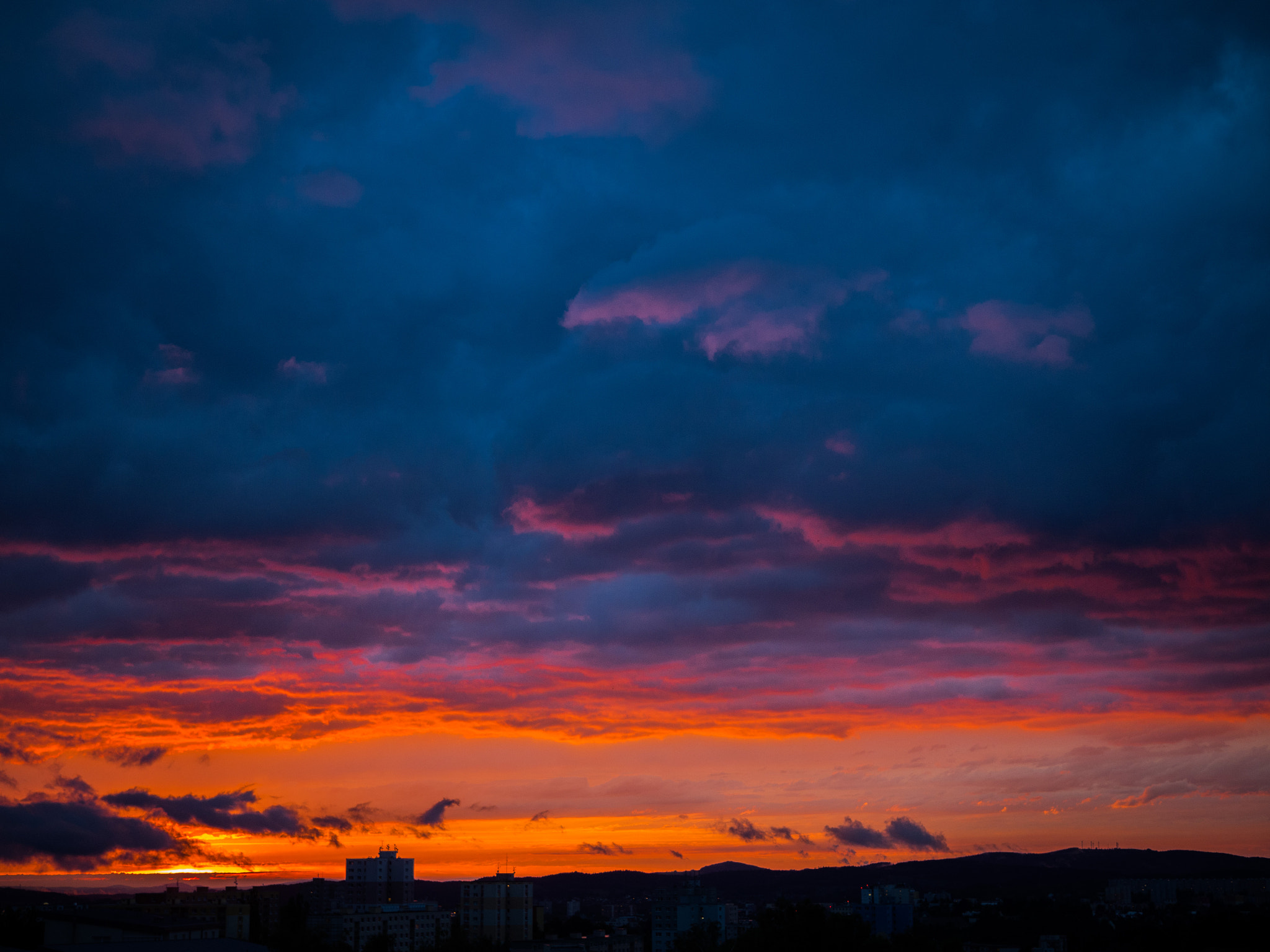 Olympus OM-D E-M10 II + LUMIX G 25/F1.7 sample photo. Sunset photography