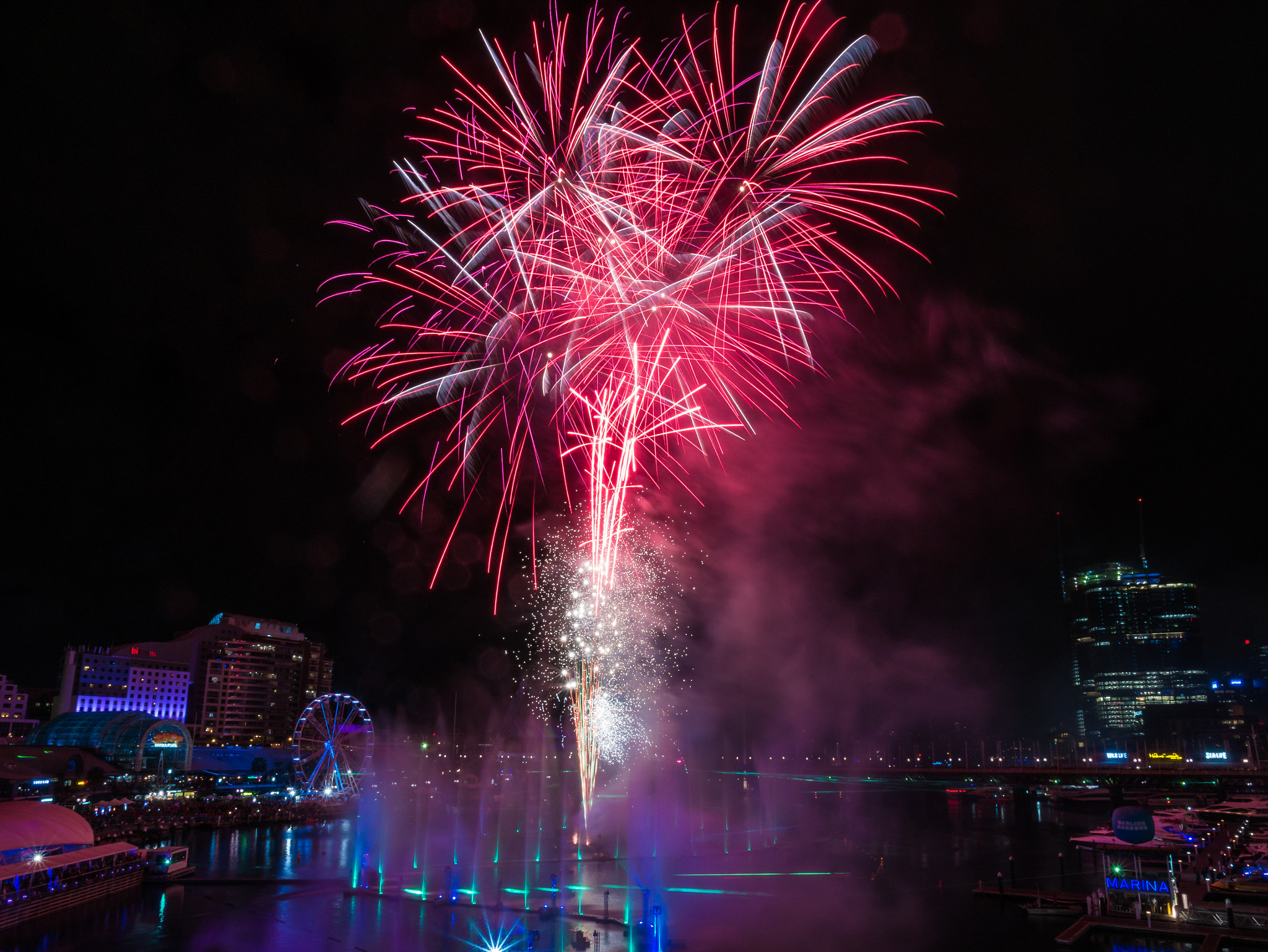Panasonic Lumix DMC-G7 sample photo. Vivid sydney darling harbour fireworks photography