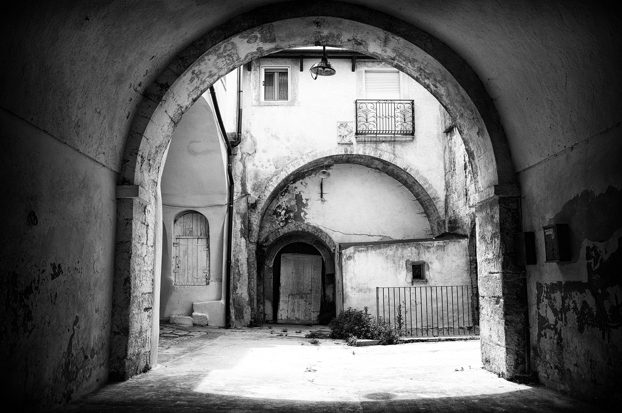 Nikon AF-S Nikkor 17-35mm F2.8D ED-IF sample photo. Arches of monte sant'angelo photography