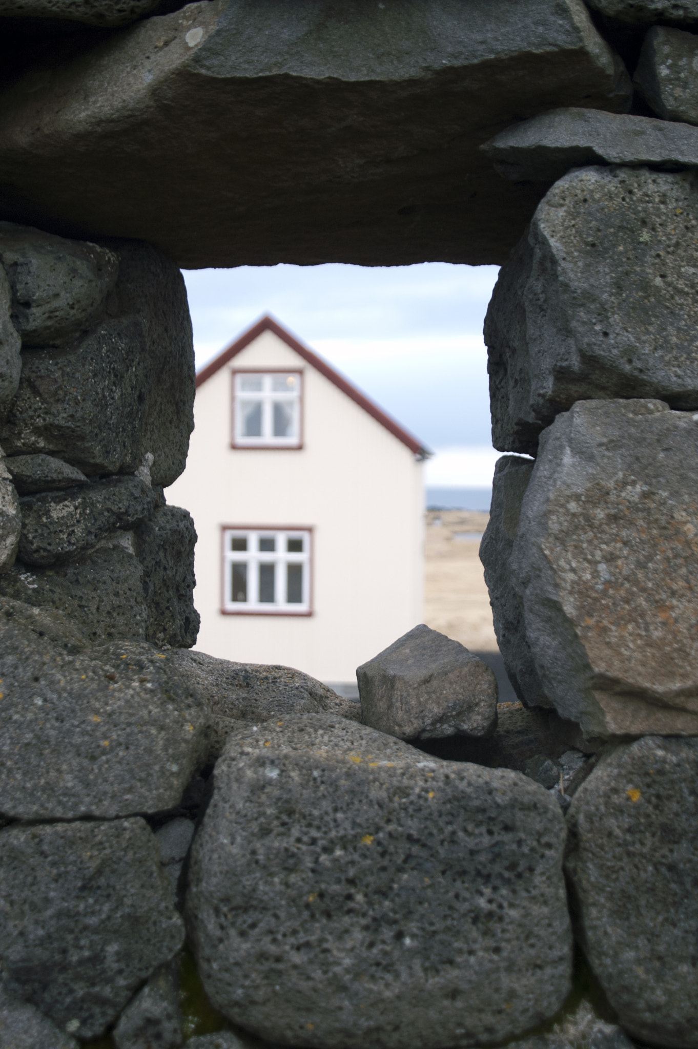 KONICA MINOLTA MAXXUM 5D sample photo. Through the stony window photography