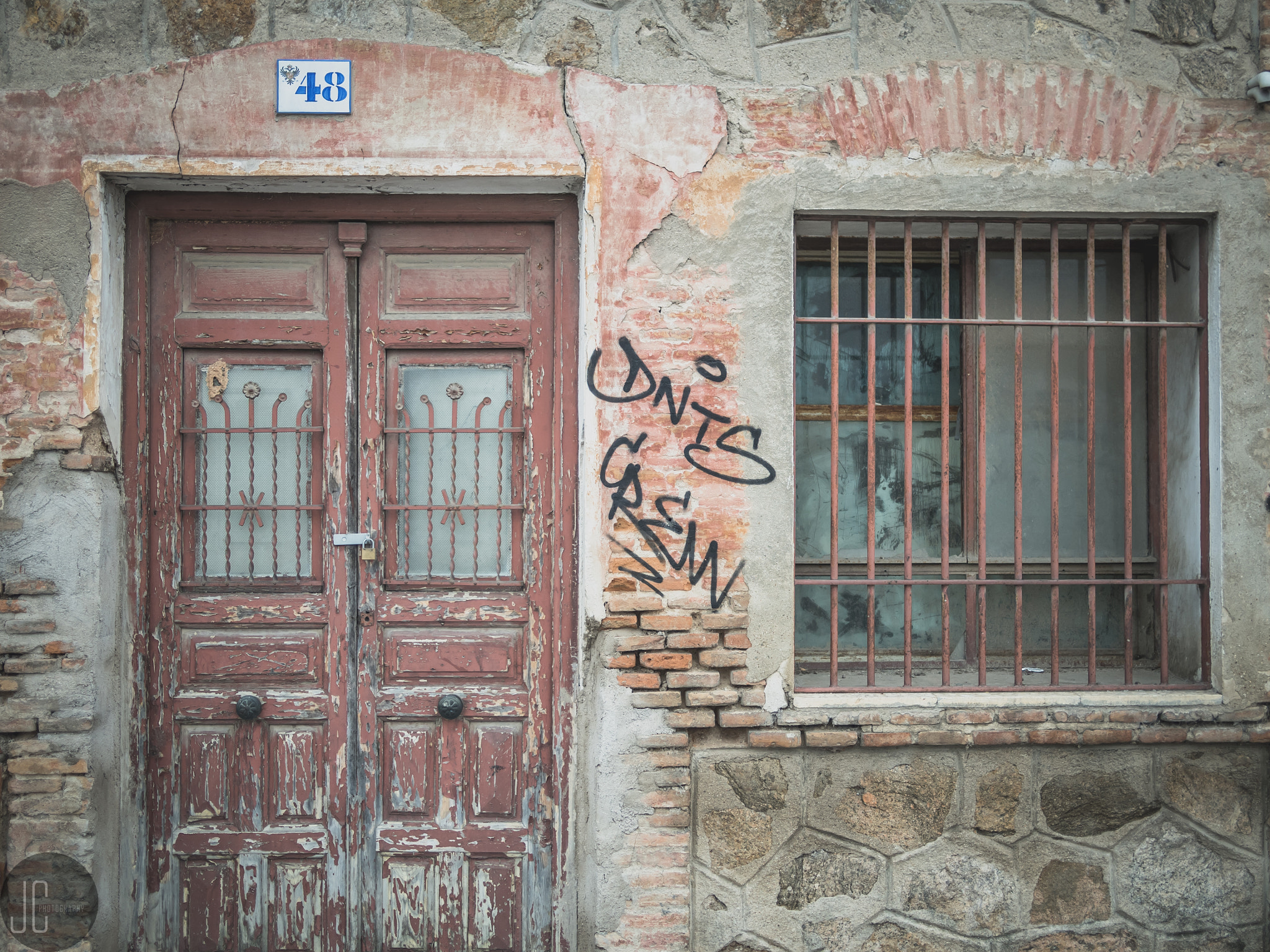 Olympus OM-D E-M5 II + Panasonic Lumix G 20mm F1.7 ASPH sample photo. Graffitied door photography