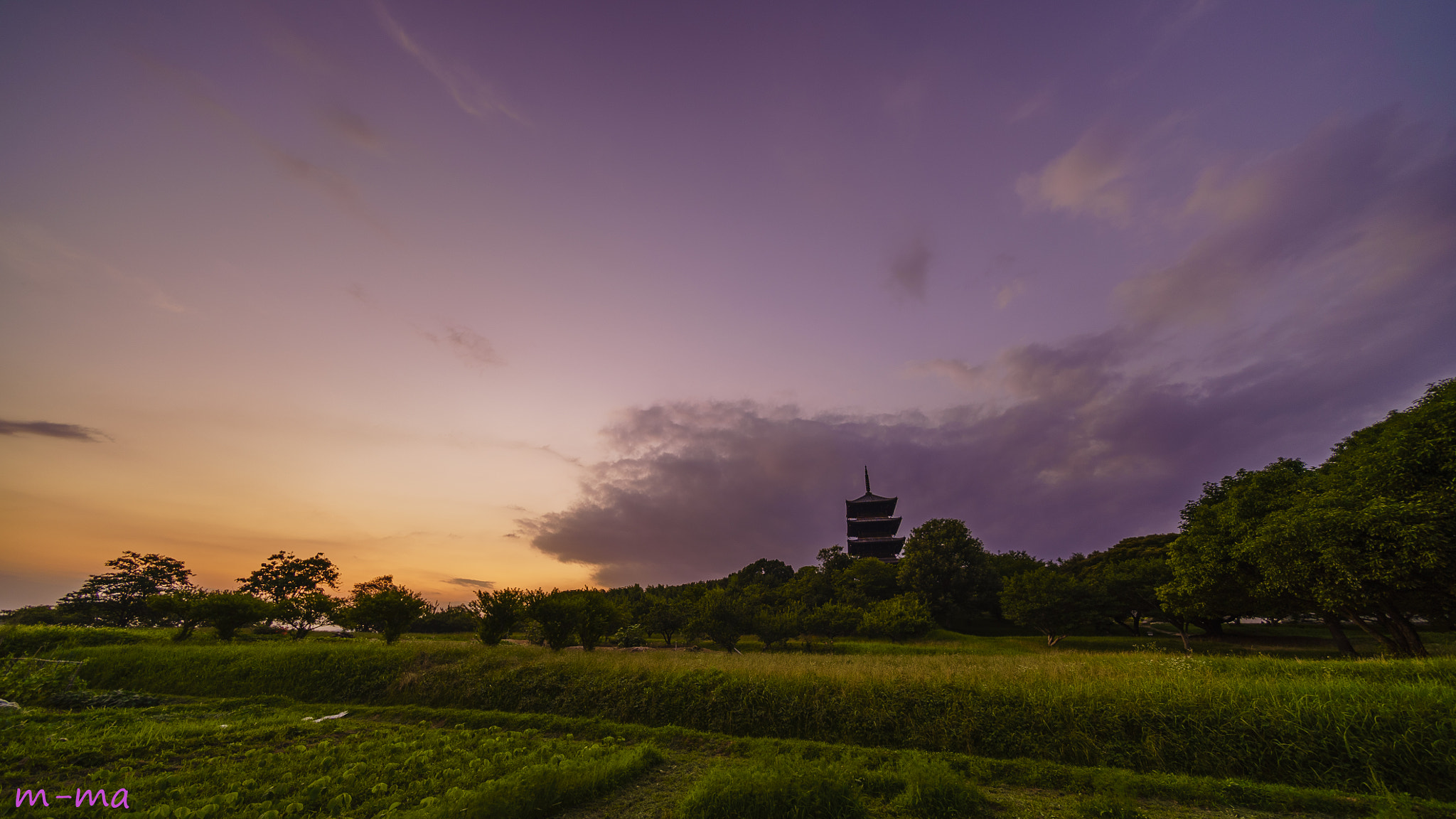 E 10mm F5.6 sample photo. Sunset and temple photography