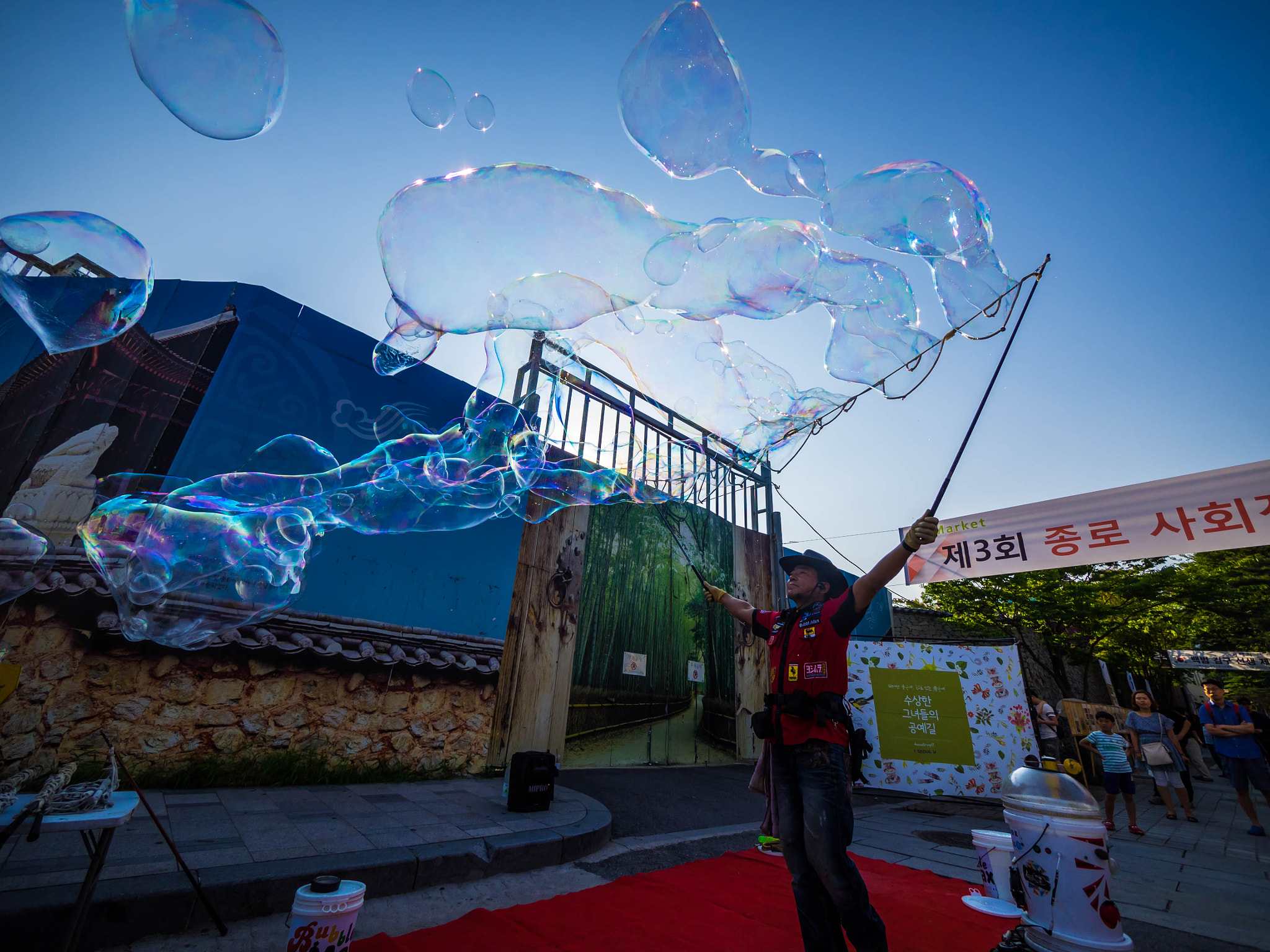 Olympus OM-D E-M1 + Panasonic Lumix G Vario 7-14mm F4 ASPH sample photo. Bubble man photography