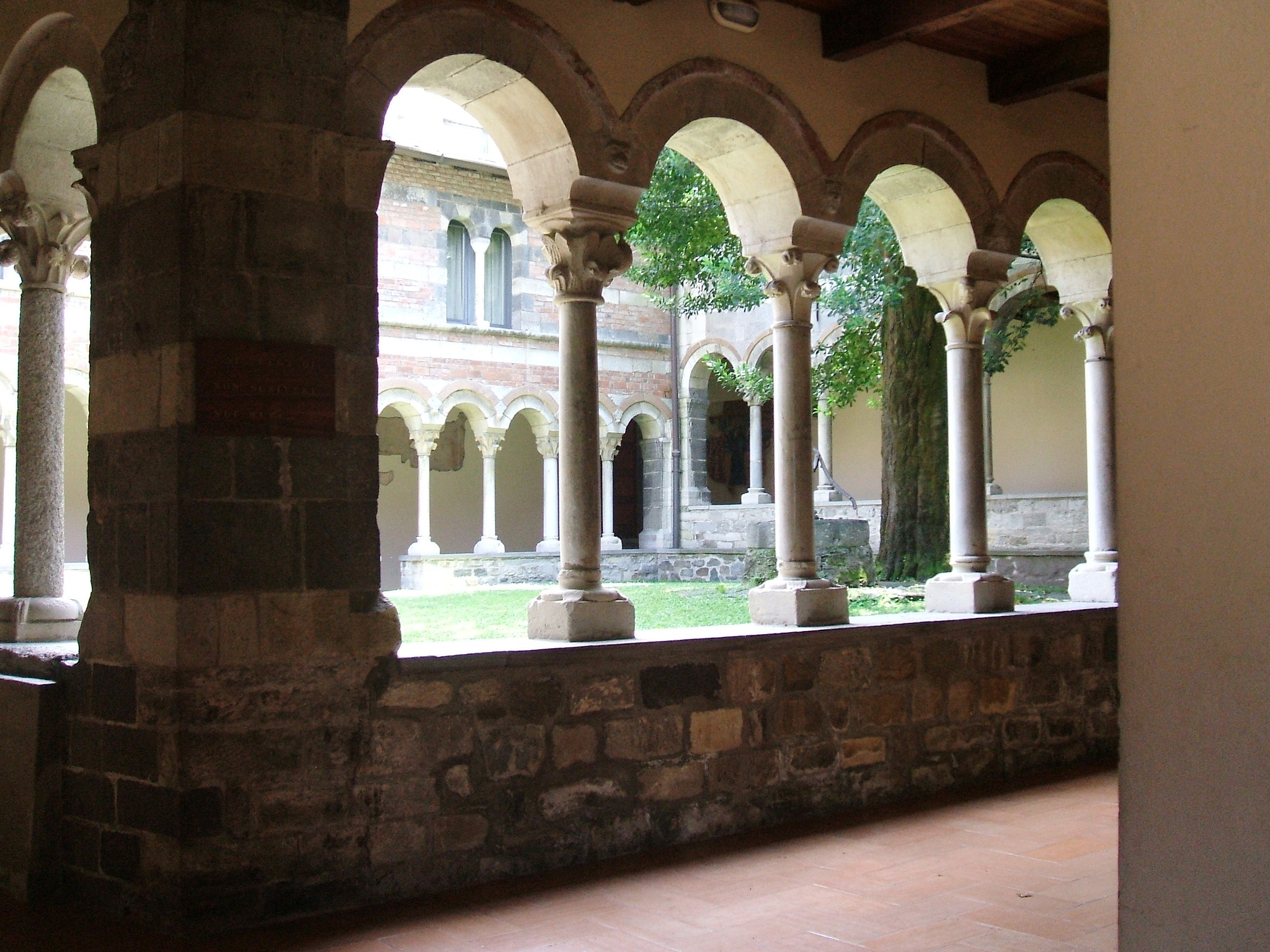 Fujifilm FinePix A500 sample photo. Abazzia di piona: il chiostro photography