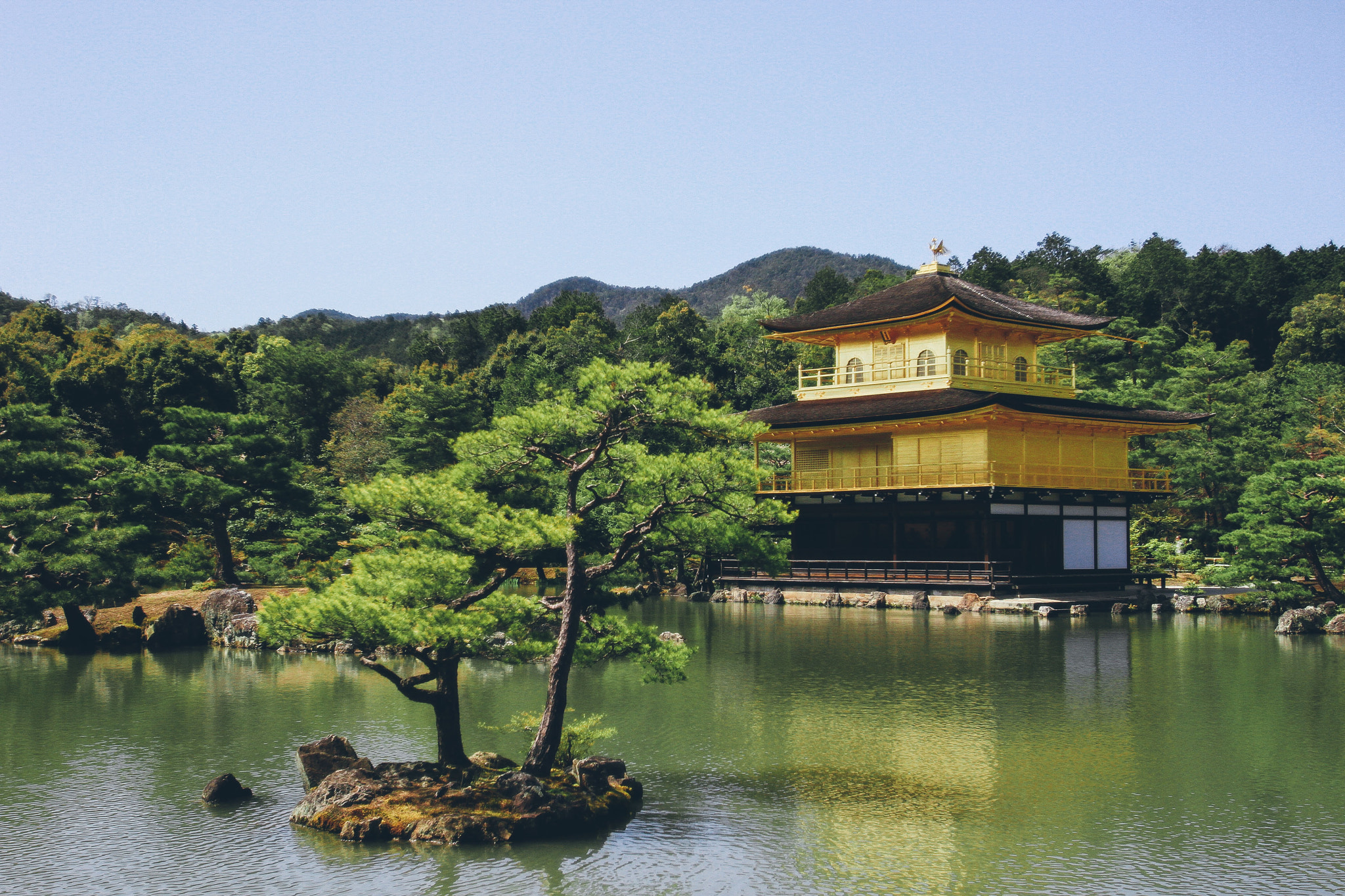 Canon EOS 7D + Canon EF 16-35mm F2.8L USM sample photo. Golden pavilion photography