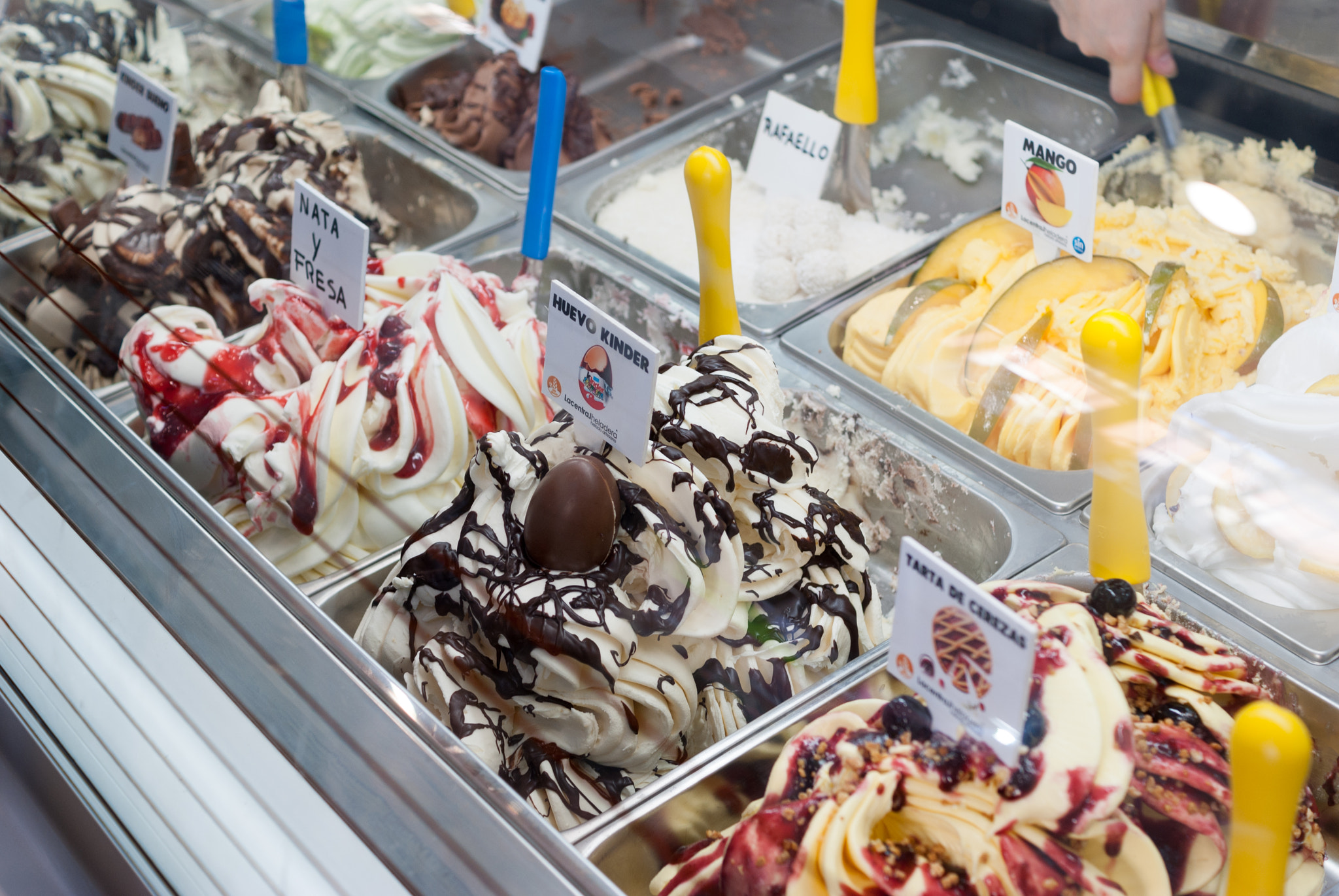 Sony Alpha DSLR-A200 + Sony DT 35mm F1.8 SAM sample photo. Kinder ice photography