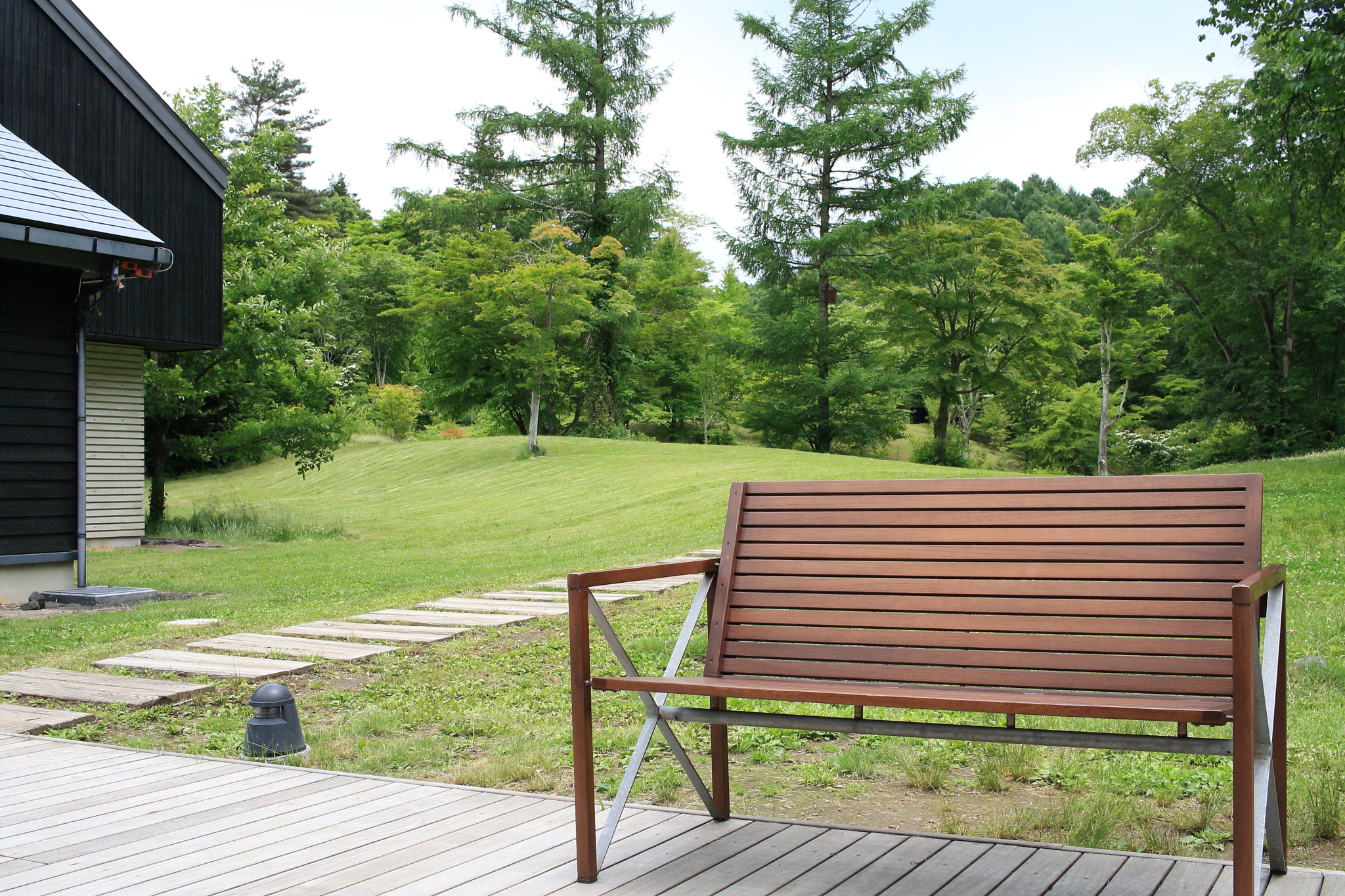 Canon EOS 1000D (EOS Digital Rebel XS / EOS Kiss F) + Canon EF-S 24mm F2.8 STM sample photo. Bench & courtyard photography