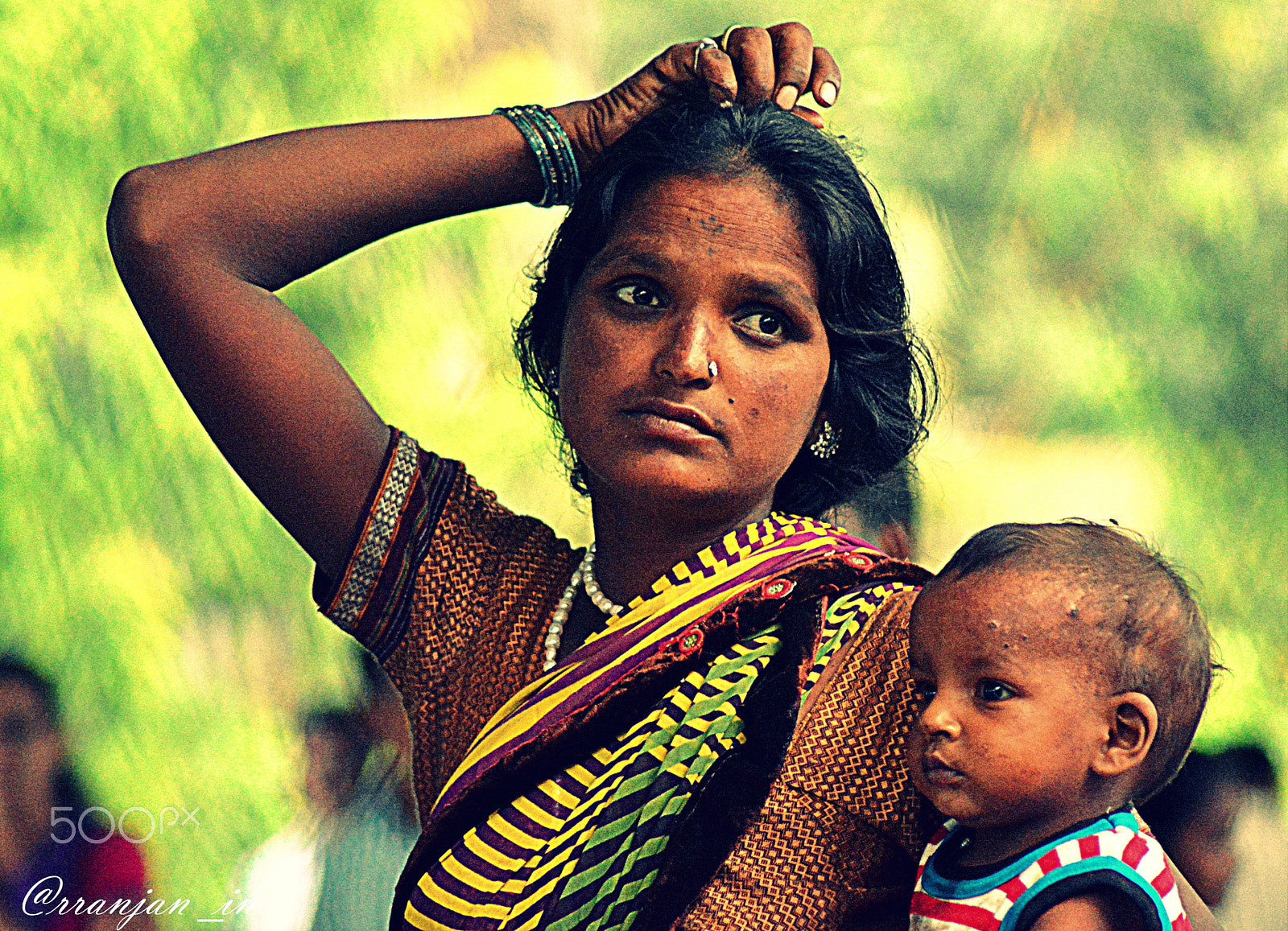 Nikon AF Nikkor 70-300mm F4-5.6G sample photo. Mom & son at a mumbai local station photography