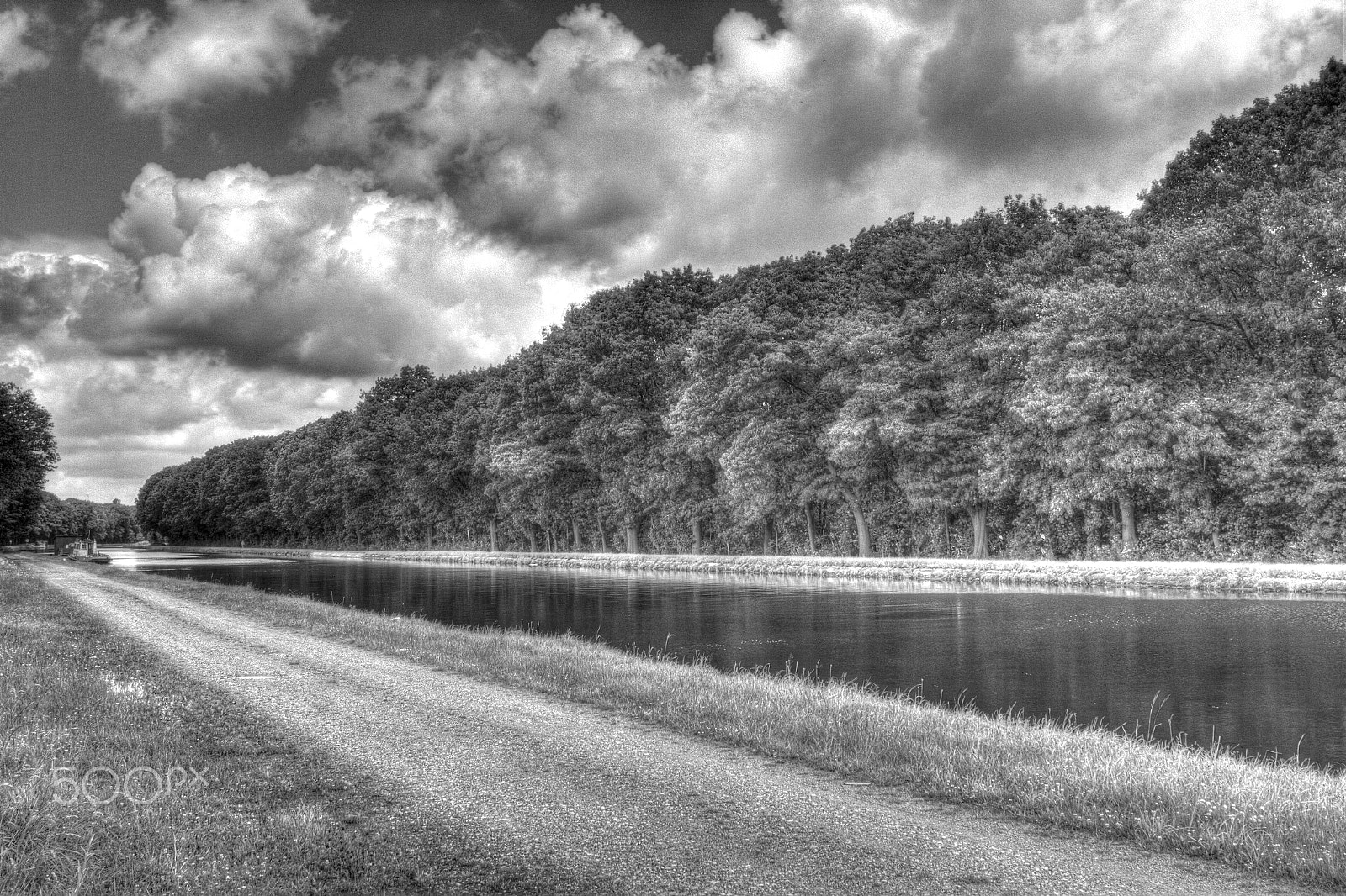 Canon EOS 7D + Canon TS-E 24mm f/3.5L sample photo. Boat in the water photography
