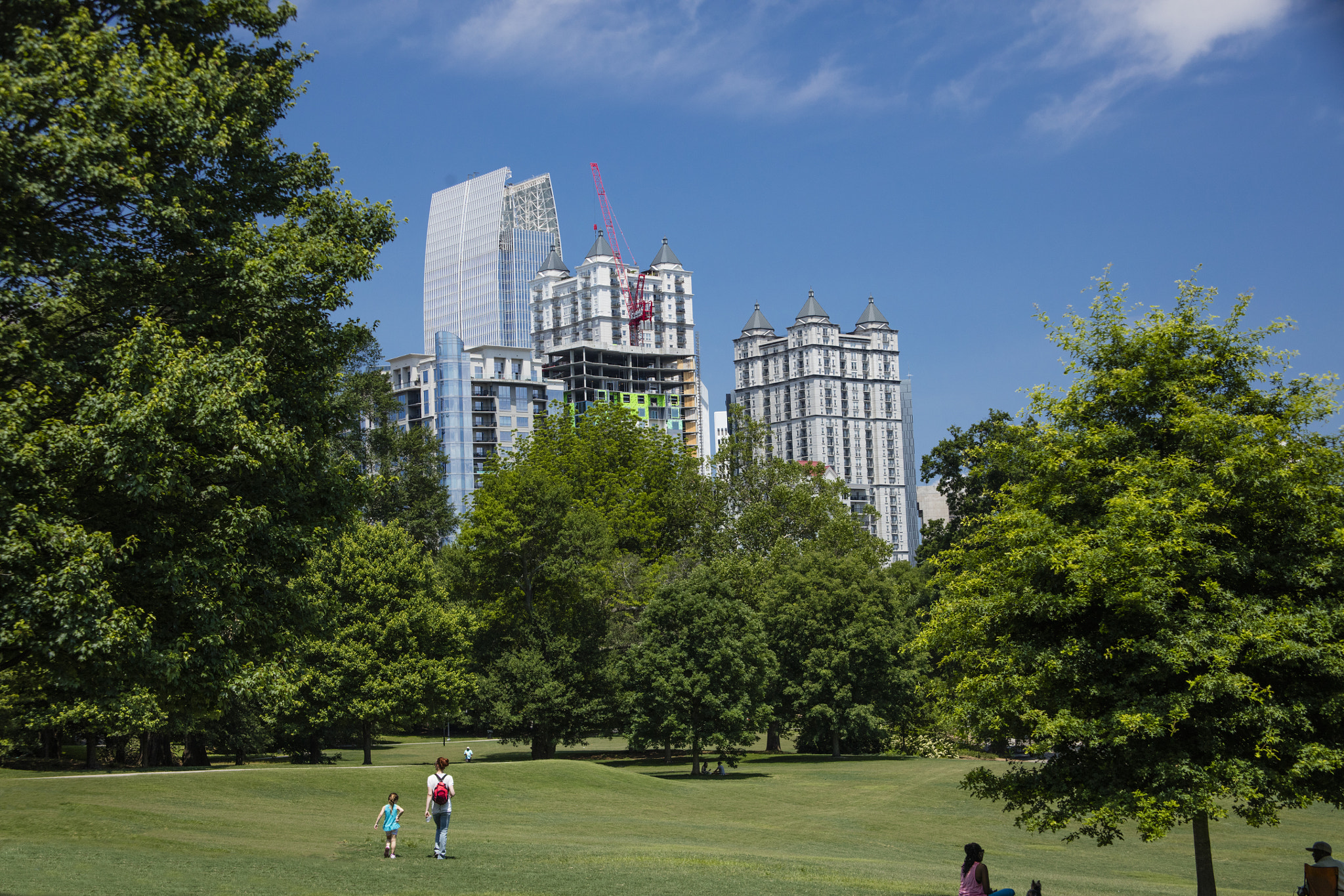 Canon EOS 5DS R + Canon EF 28-200mm F3.5-5.6 USM sample photo. Woman and child walking in piedmont park photography