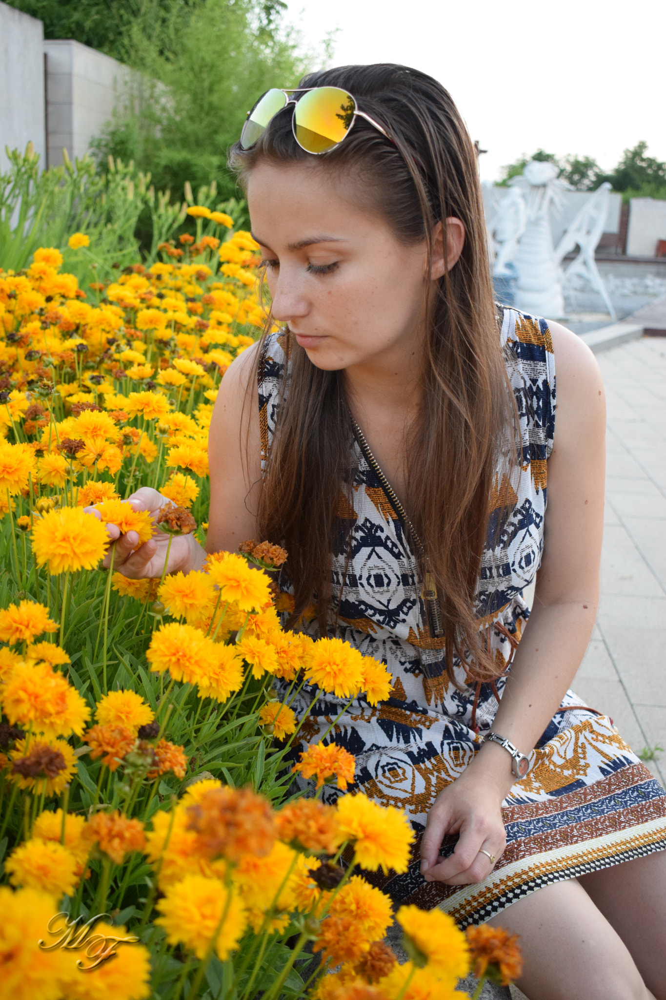 Nikon D3300 + Nikon AF-S Nikkor 400mm F2.8D ED-IF II sample photo. Flowers&girl photography