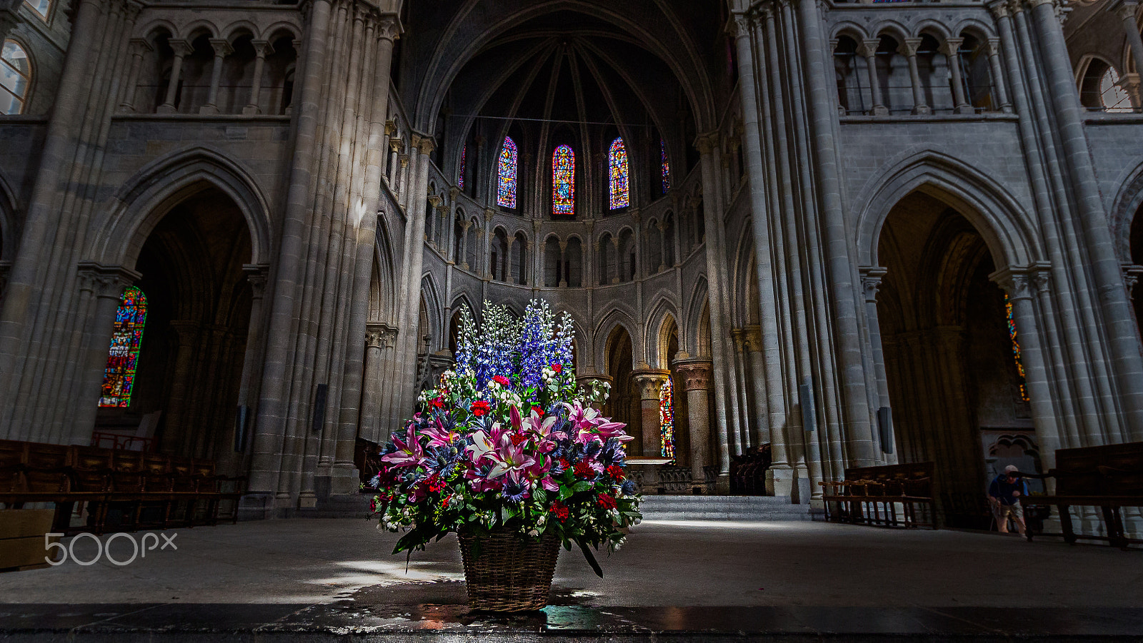 Canon EOS 100D (EOS Rebel SL1 / EOS Kiss X7) + Canon EF-S 10-18mm F4.5–5.6 IS STM sample photo. Lasanne cathedral - lights and flowers photography