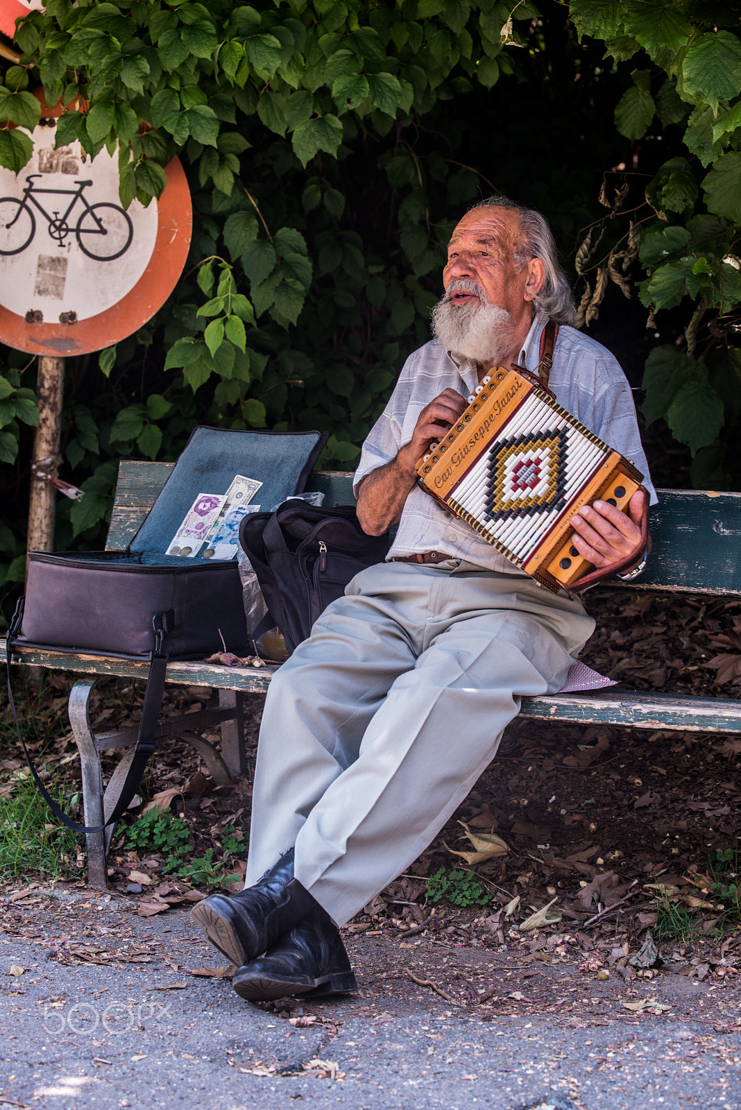 AF-S Zoom-Nikkor 80-200mm f/2.8D IF-ED sample photo. Elderly man - art has no age photography