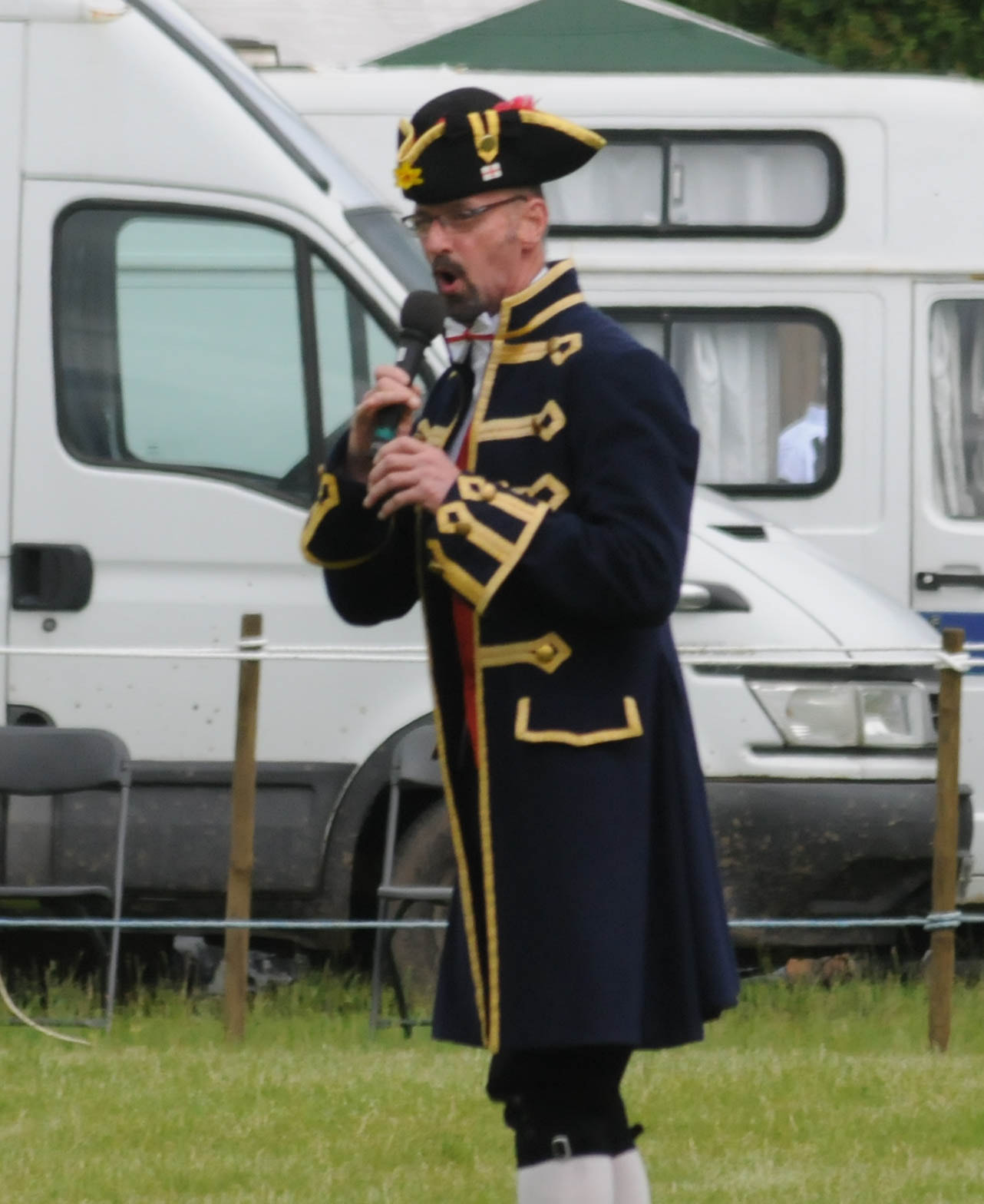 Sigma 70-300mm F4-5.6 APO DG Macro sample photo. Oyez, oyez, - town crier photography