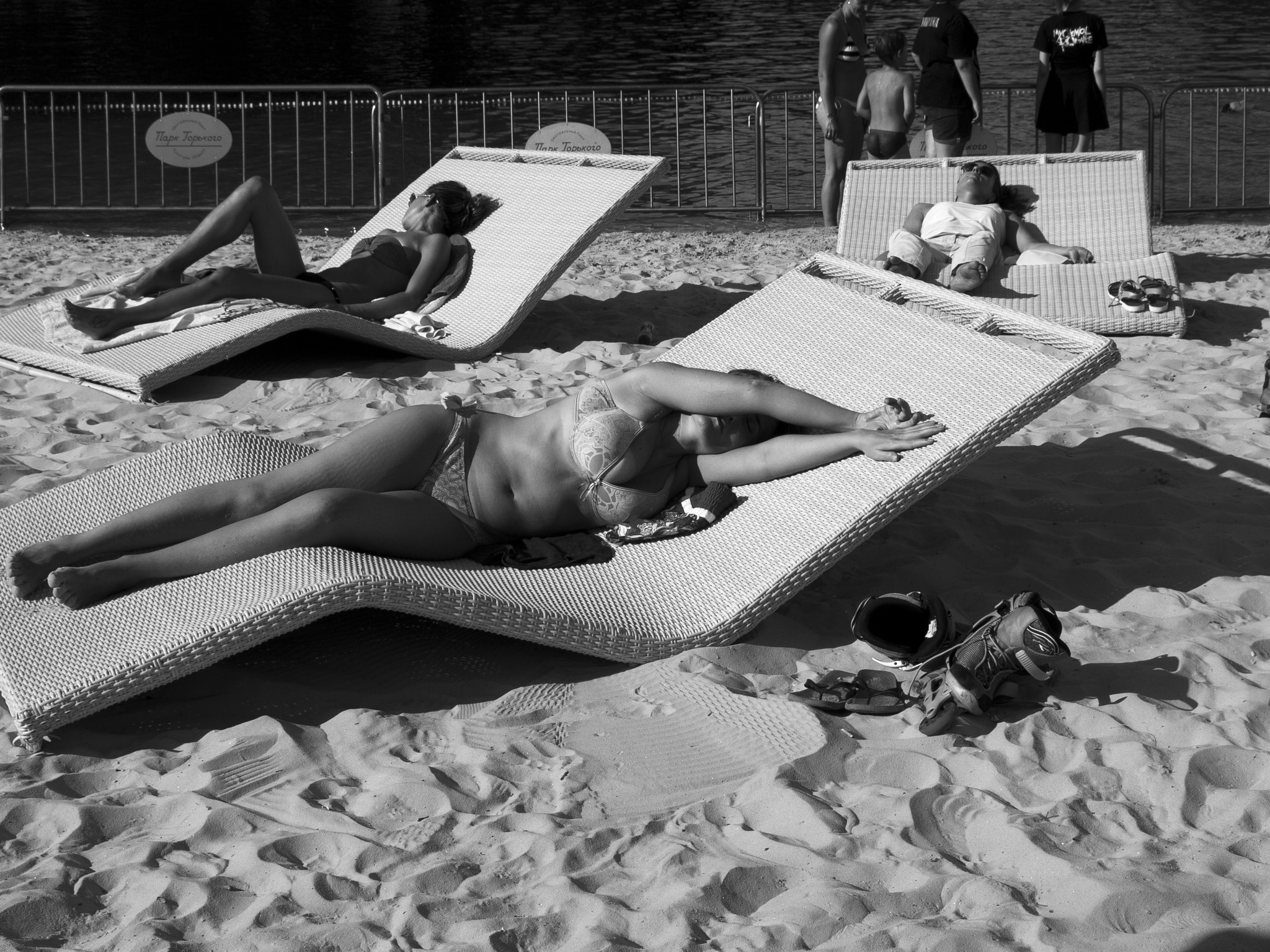 Olympus E-520 (EVOLT E-520) + SIGMA 18-50mm F2.8 DC sample photo. Three graces on the beach photography