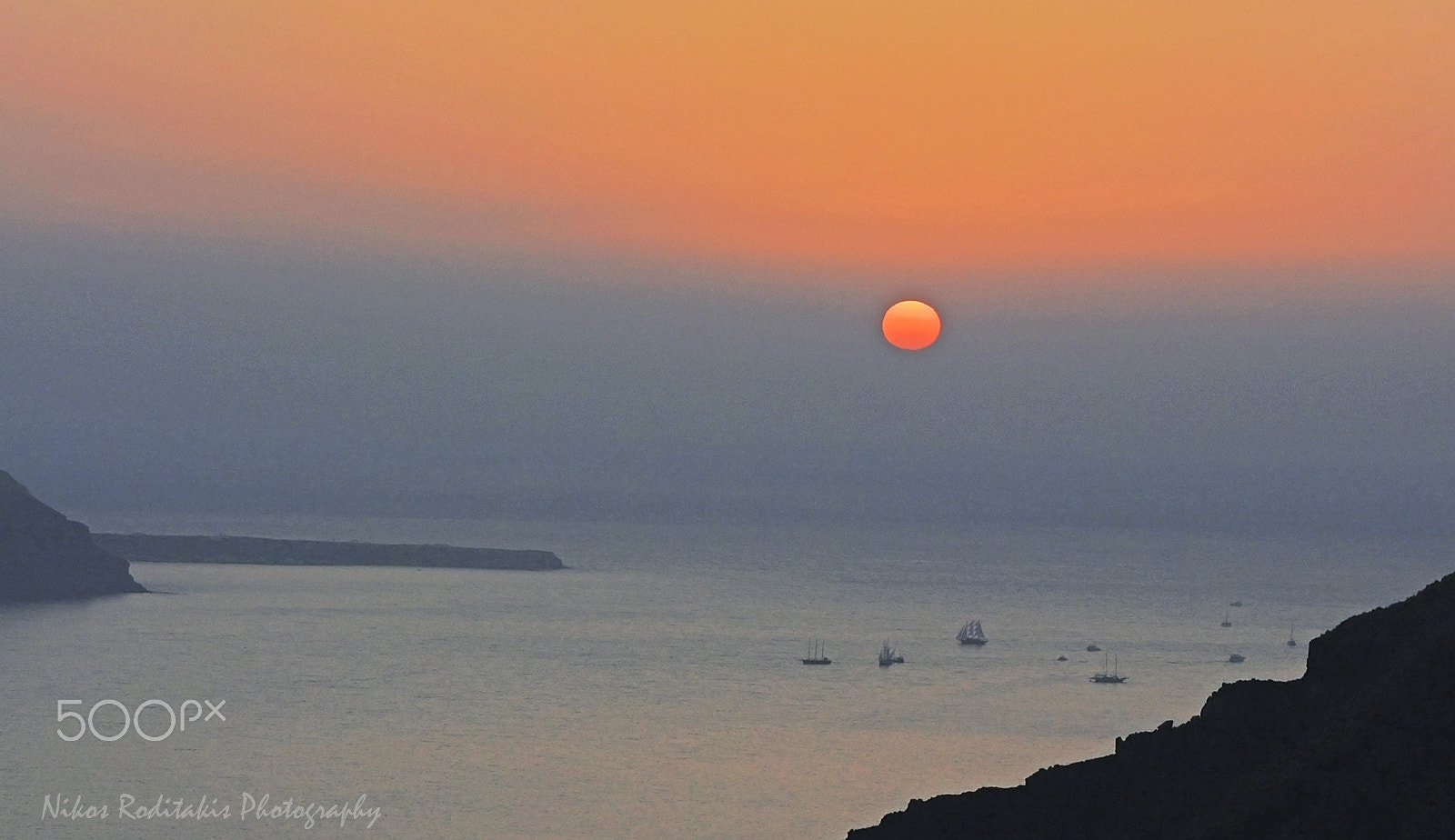 Nikon D5200 + AF Zoom-Nikkor 24-120mm f/3.5-5.6D IF sample photo. Sunset in santorini (firostephani) photography