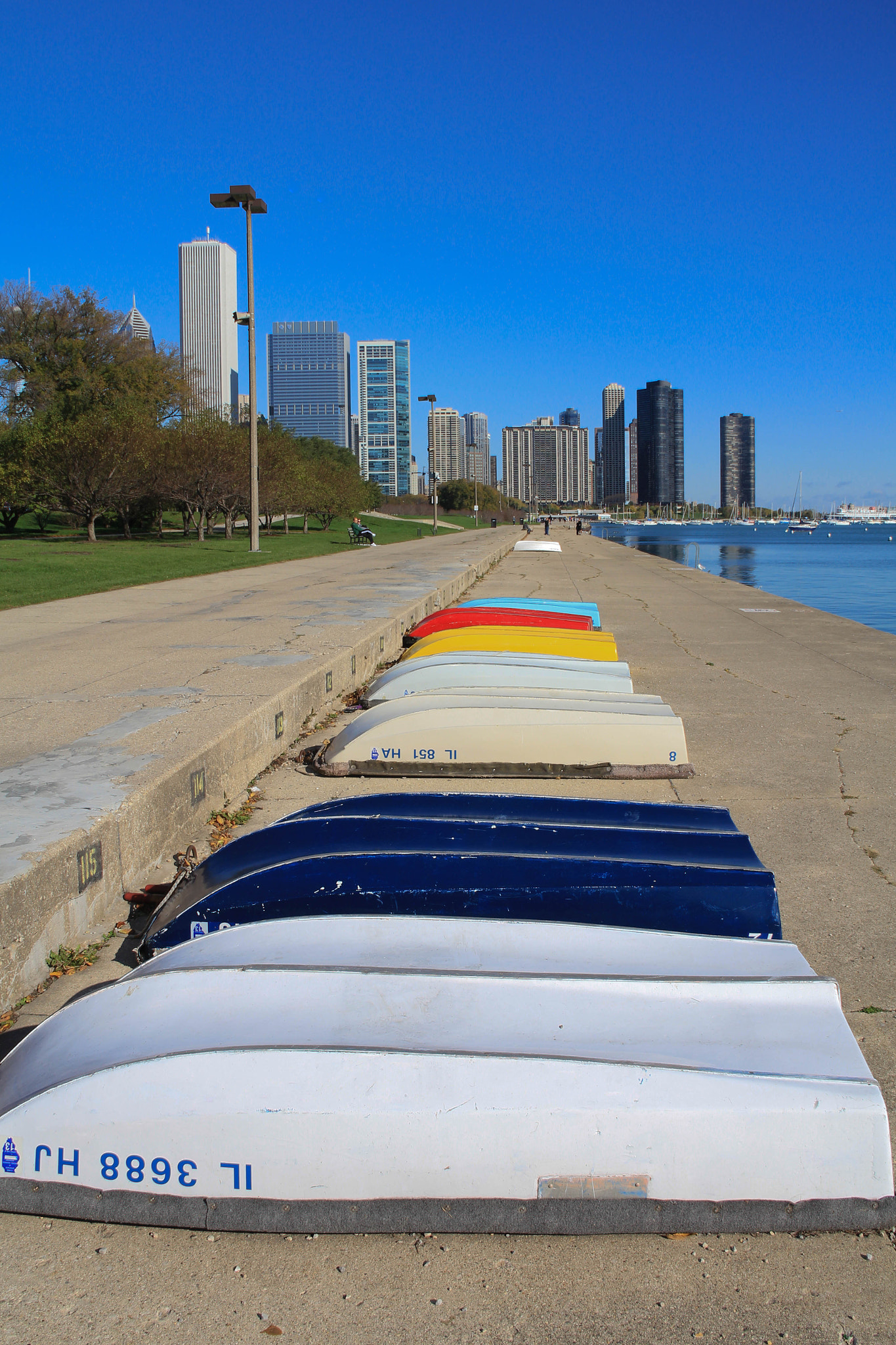 Canon EOS 550D (EOS Rebel T2i / EOS Kiss X4) sample photo. Boats on the chicago shore line photography
