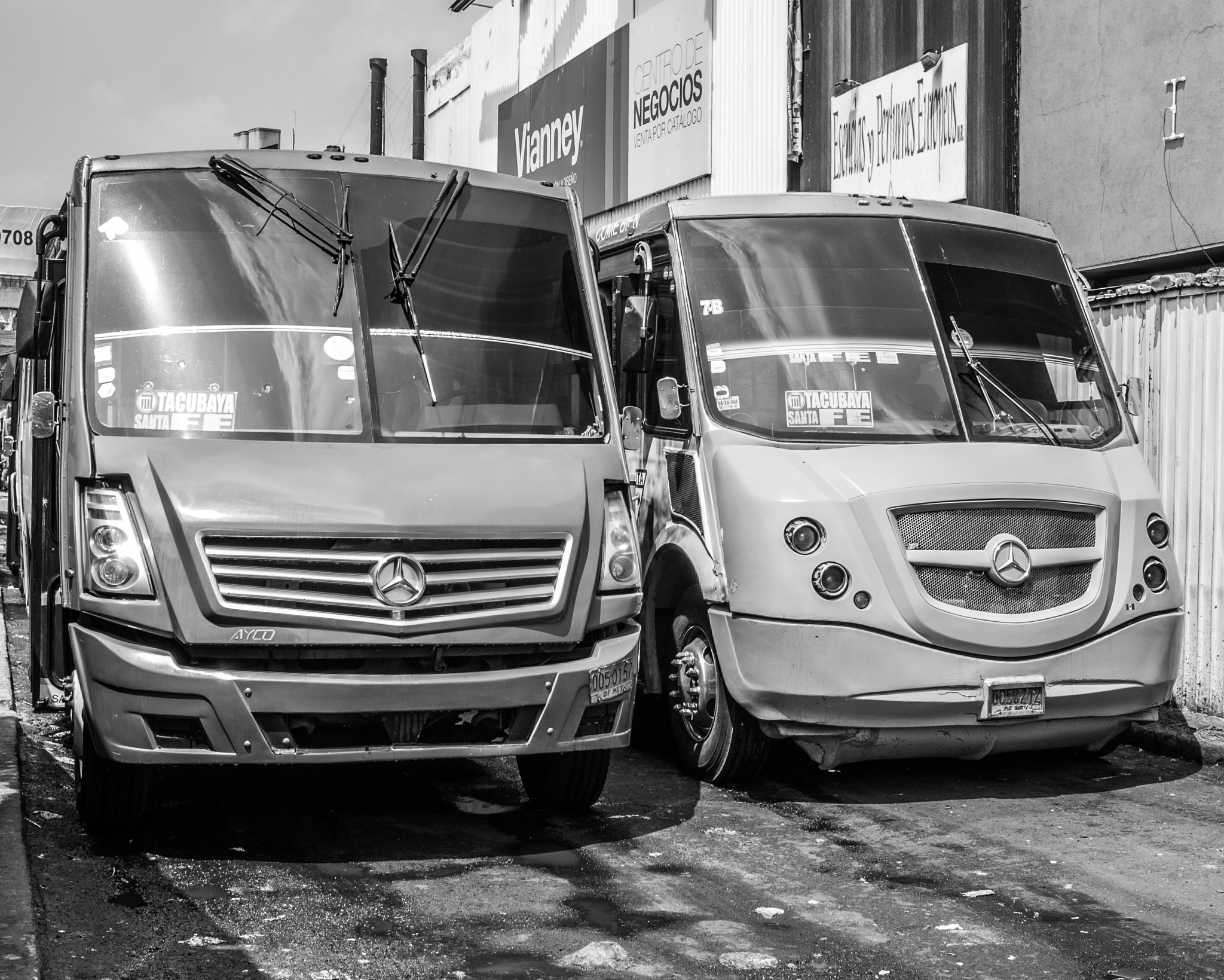 Canon EF-S 24mm F2.8 STM sample photo. Lucha por el pasaje photography