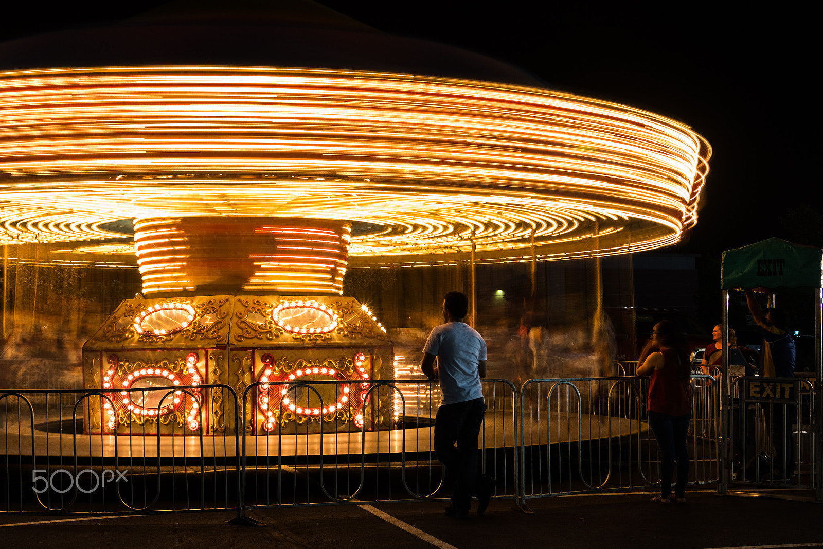 Canon EOS 7D Mark II + Tamron AF 28-75mm F2.8 XR Di LD Aspherical (IF) sample photo. Waiting at the carousel photography