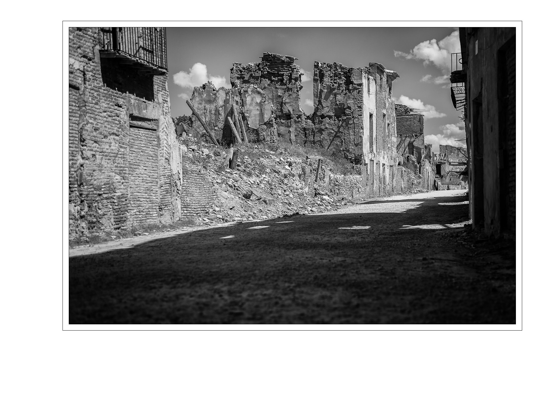 Nikon D4S + Nikon AF-S Nikkor 50mm F1.8G sample photo. Belchite street photography