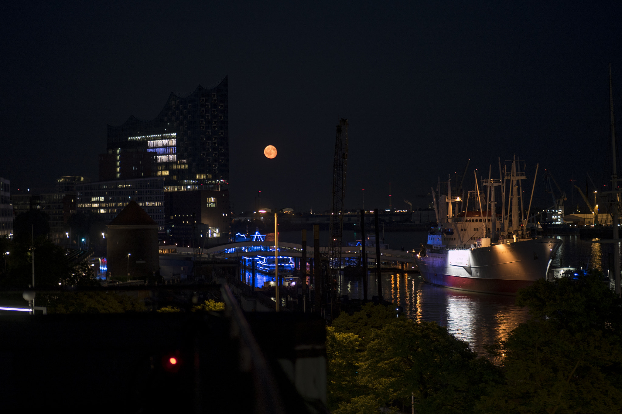Panasonic Leica DG Nocticron 42.5mm F1.2 ASPH OIS sample photo. Hungover strawberry moon photography
