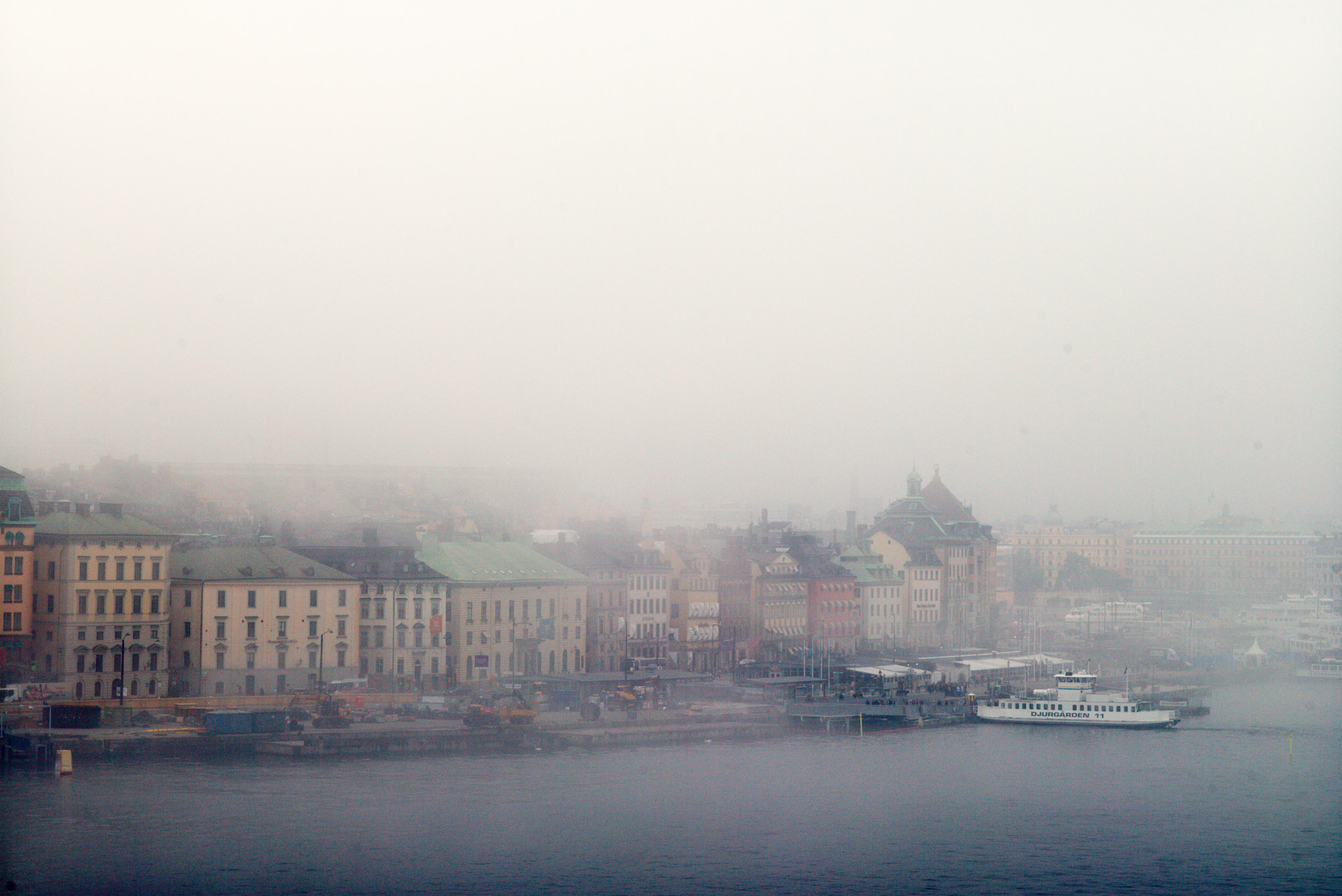 Leica APO-Summicron-M 90mm F2 ASPH sample photo. Stockholm - skeppsbrokajen in the mist photography
